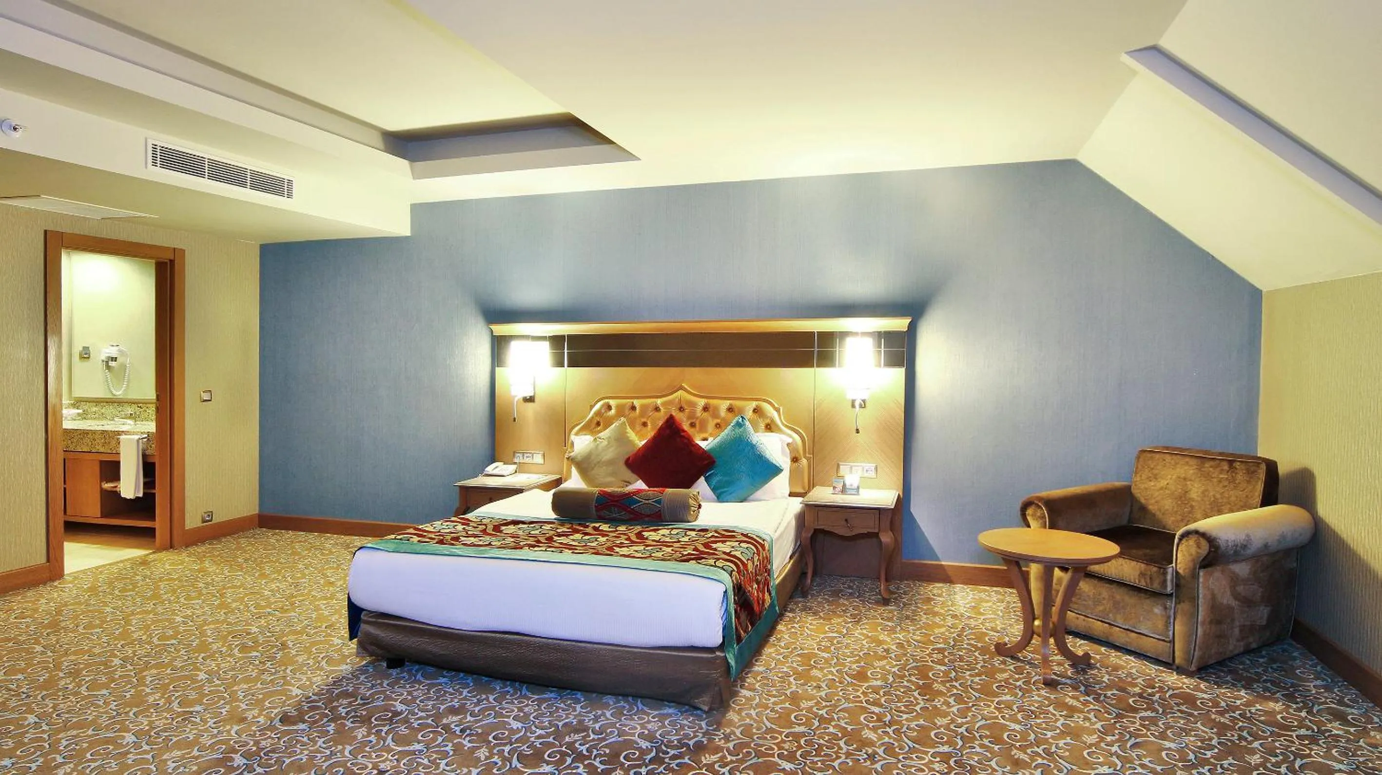 Bed in Royal Holiday Palace