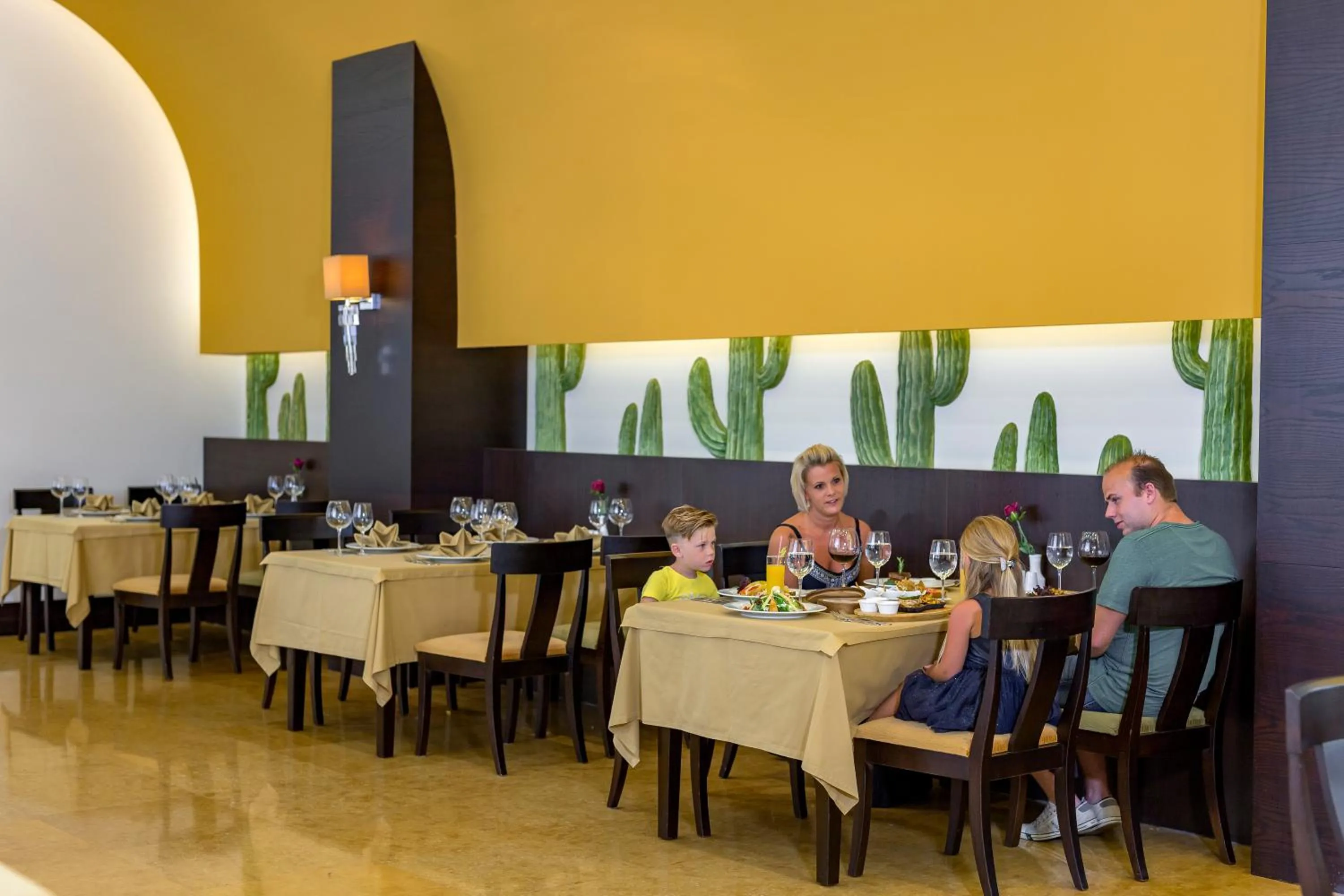 Food and drinks in Royal Holiday Palace