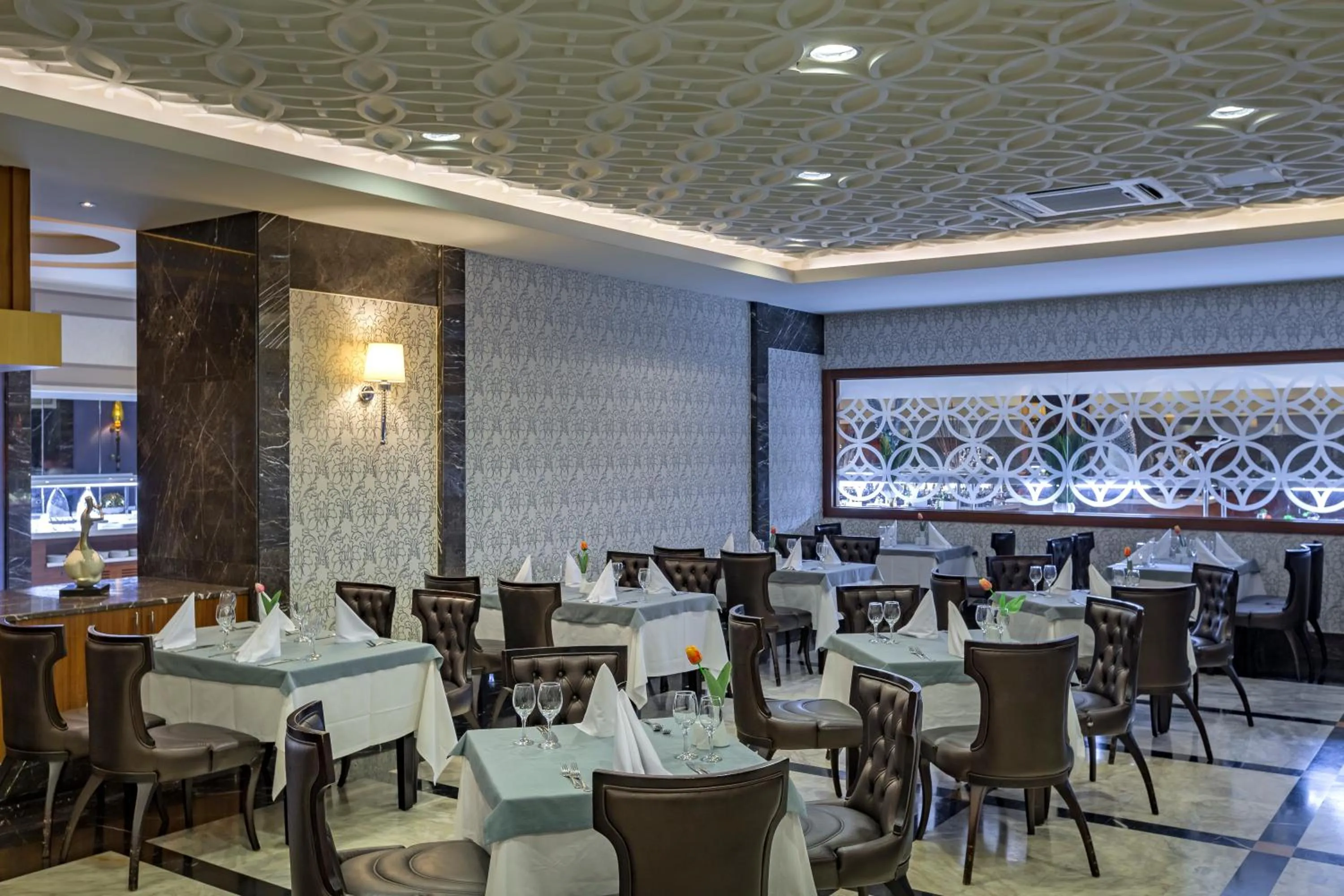 Restaurant/places to eat in Royal Holiday Palace