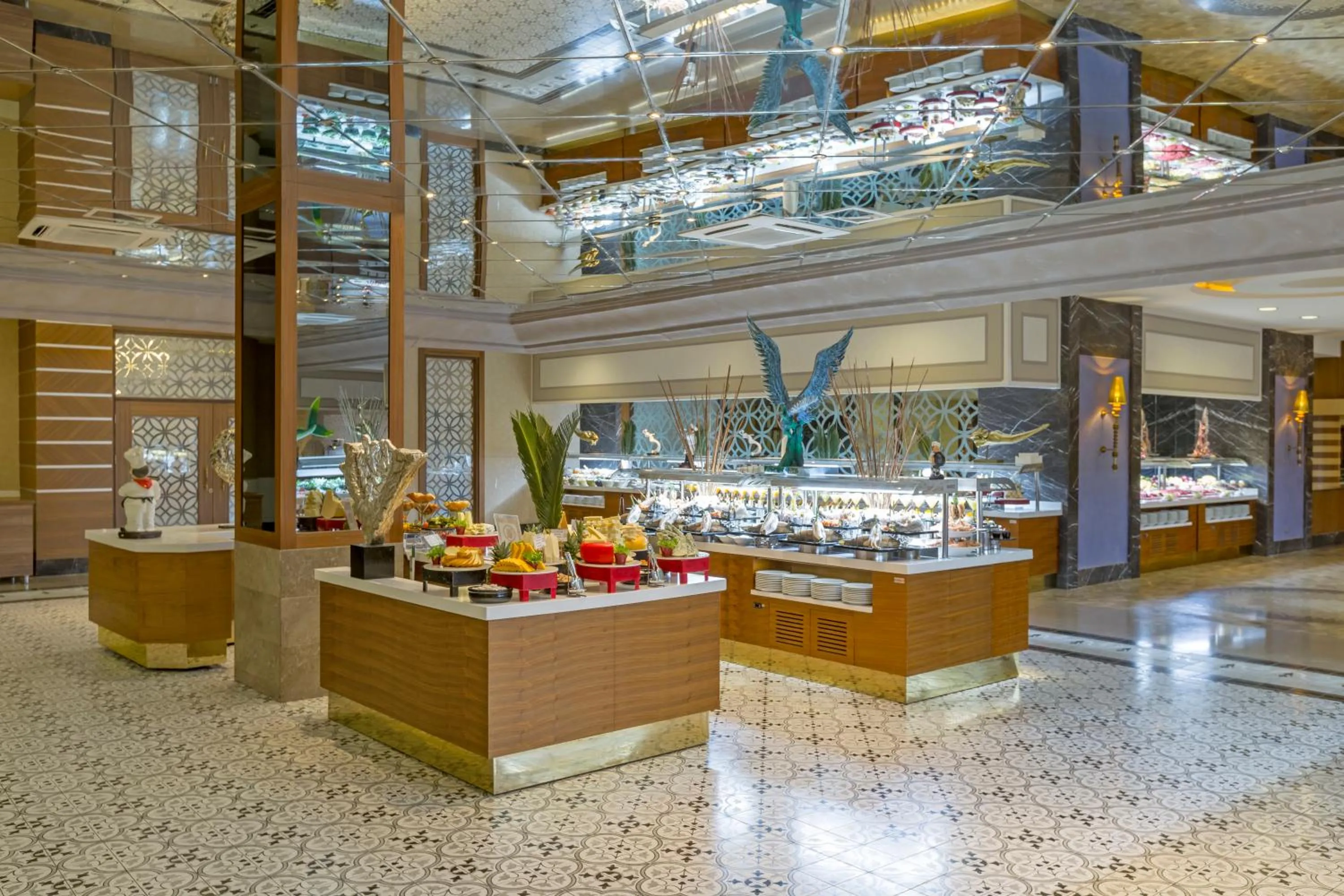 Food and drinks in Royal Holiday Palace