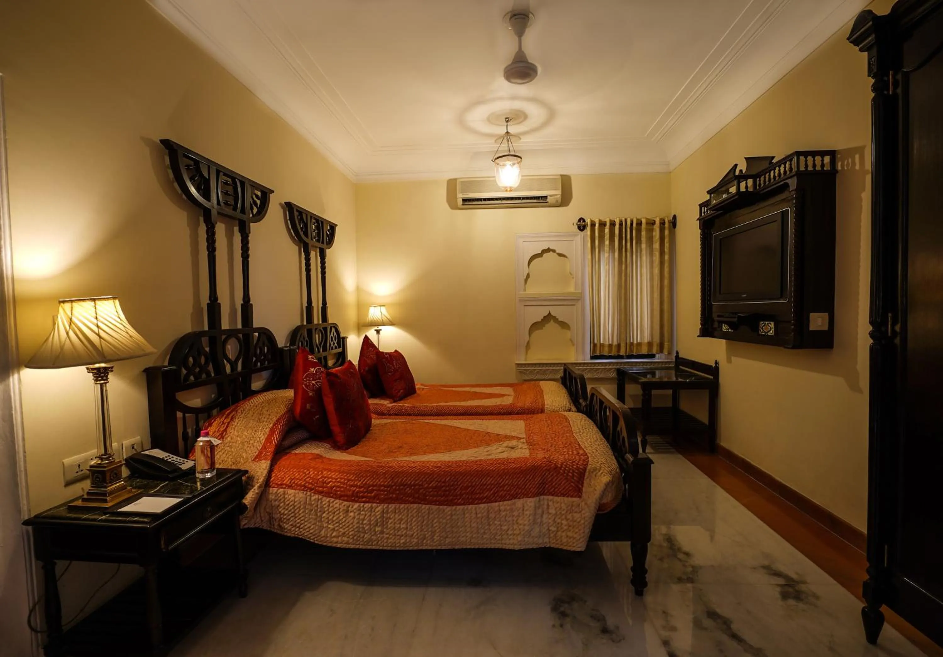 Photo of the whole room, Bed in Shahpura House