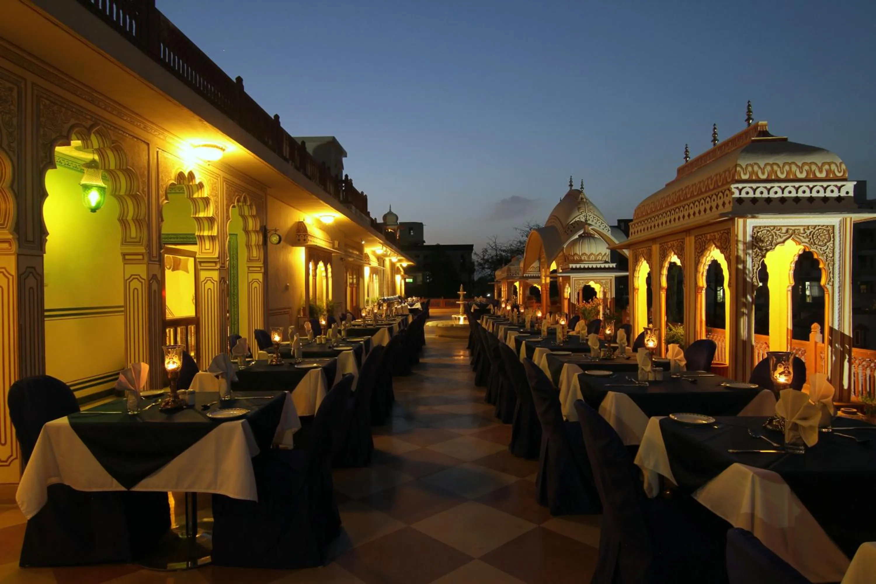 Restaurant/places to eat in Shahpura House