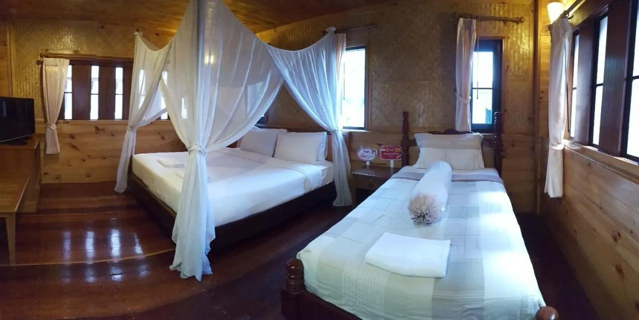 Bed in Baan Soontree Resort