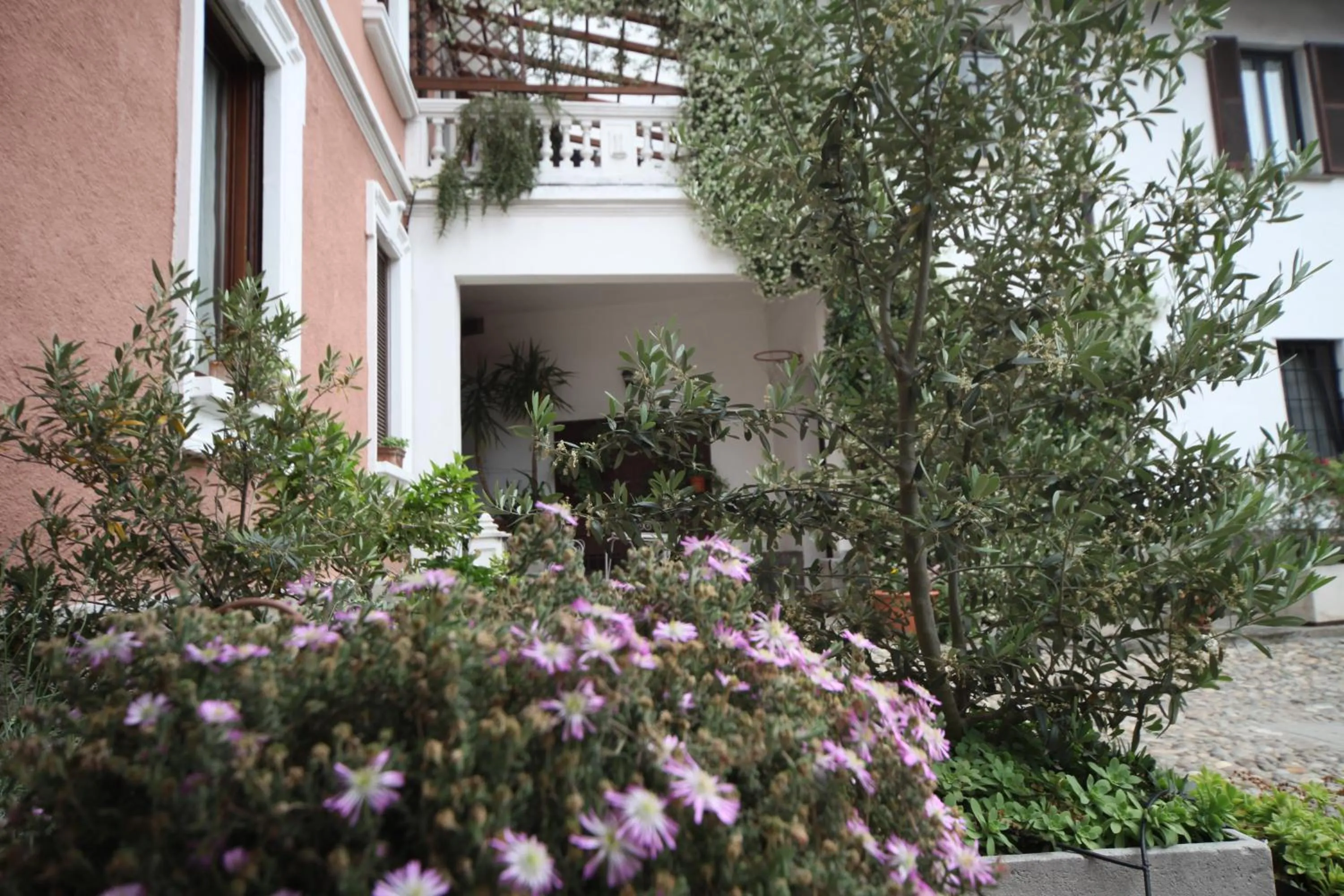 Spring in Antica Corte Milanese