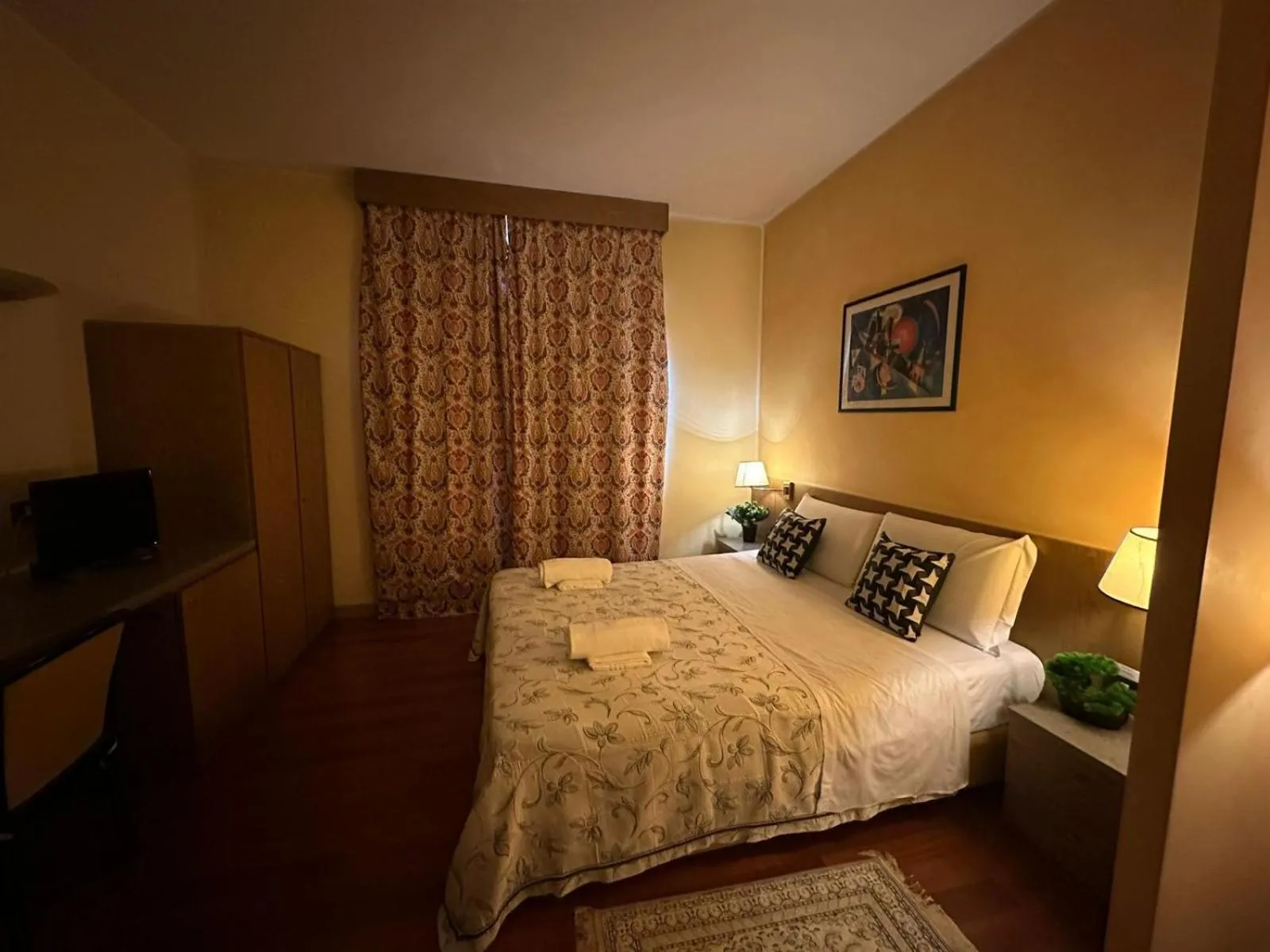 Bed in Hotel Raffaello Venice