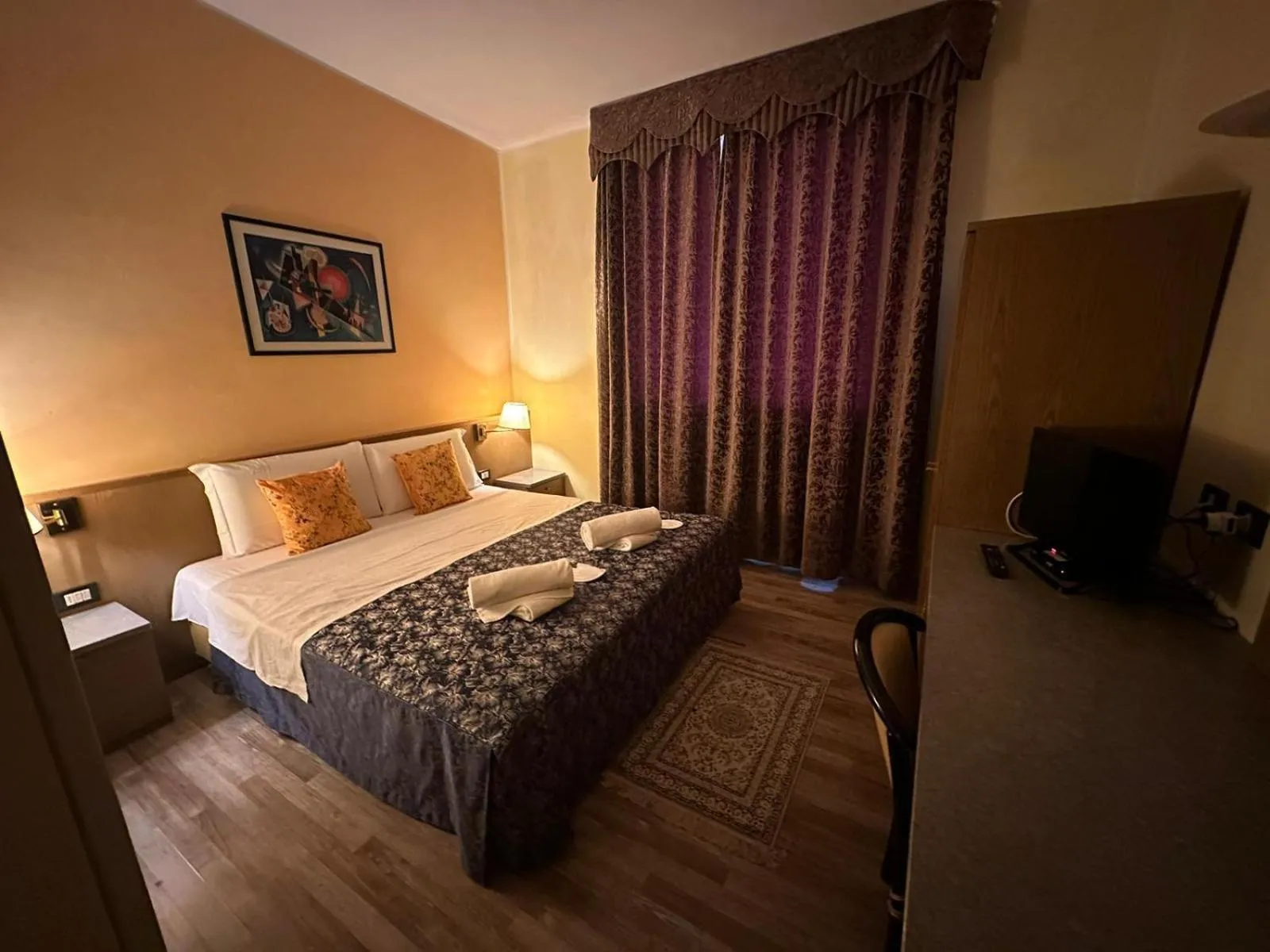 Bed in Hotel Raffaello Venice