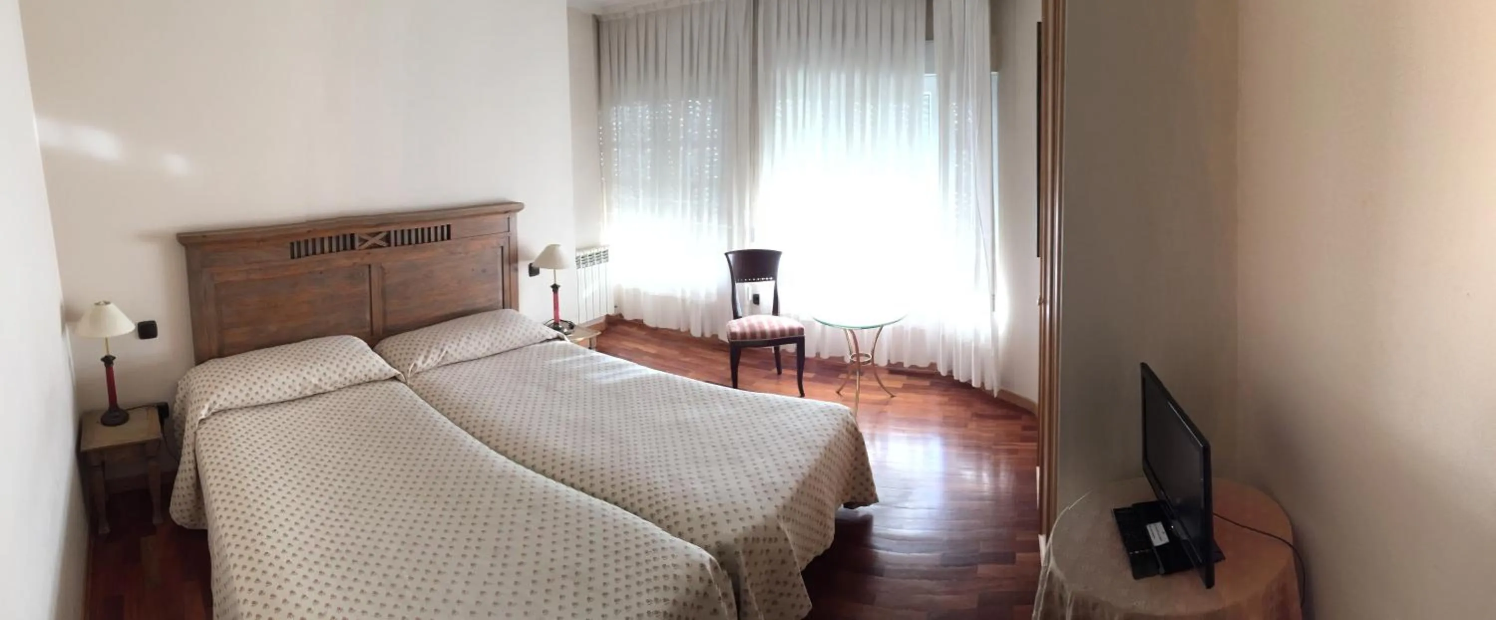 Photo of the whole room in Hotel Los Angeles