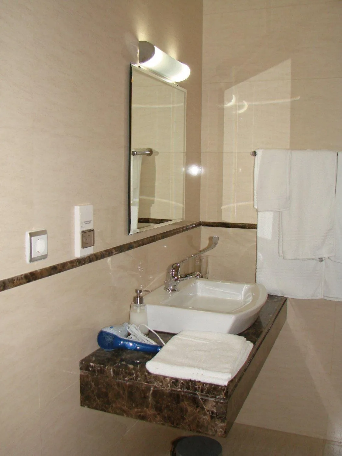 Bathroom in Hotel Apartamentos Baia Brava