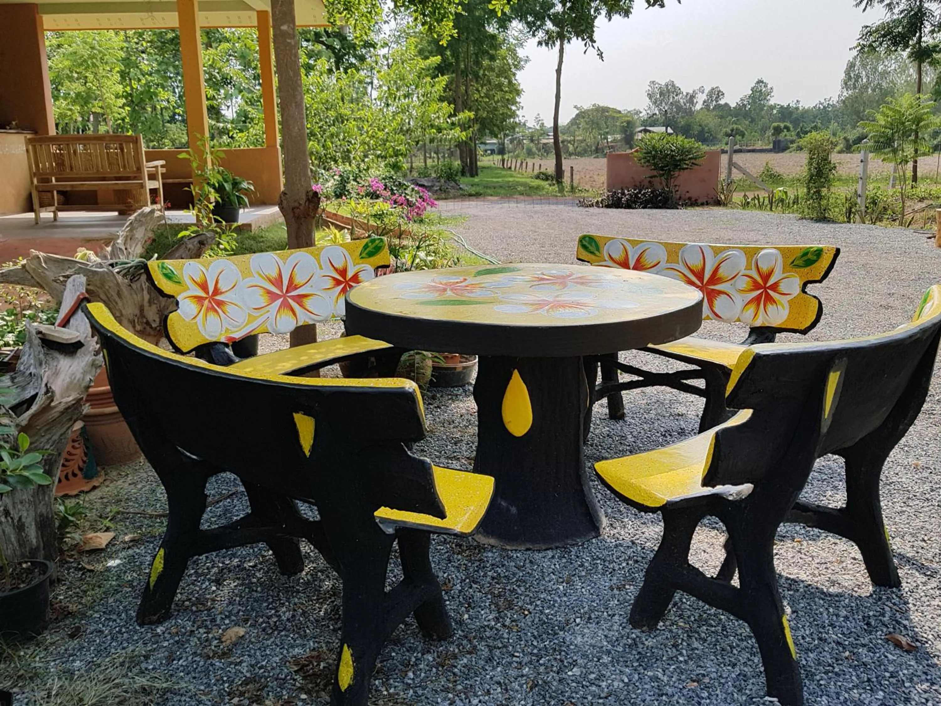 Restaurant/places to eat in Baandin resort