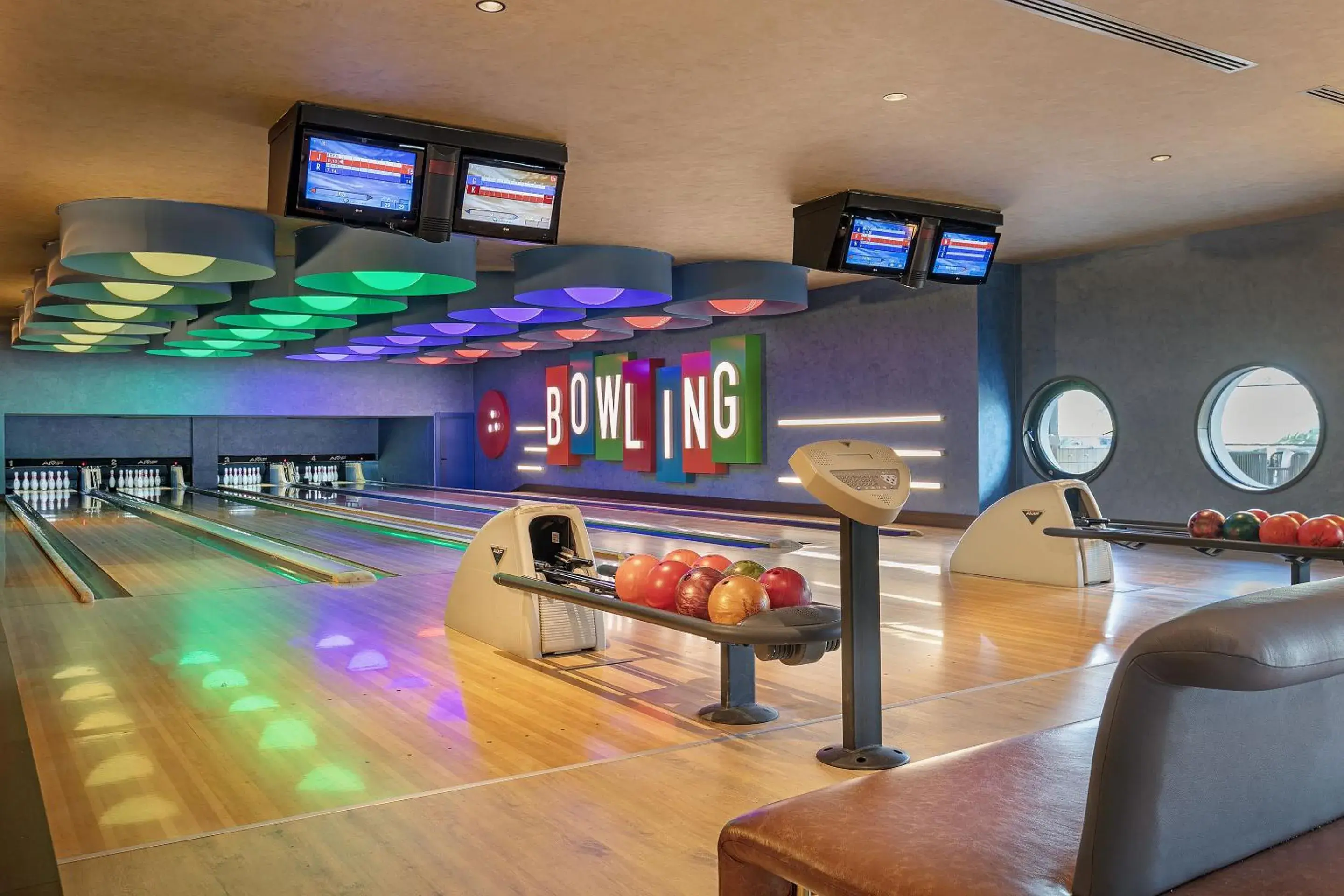 Bowling in Titanic Deluxe Lara