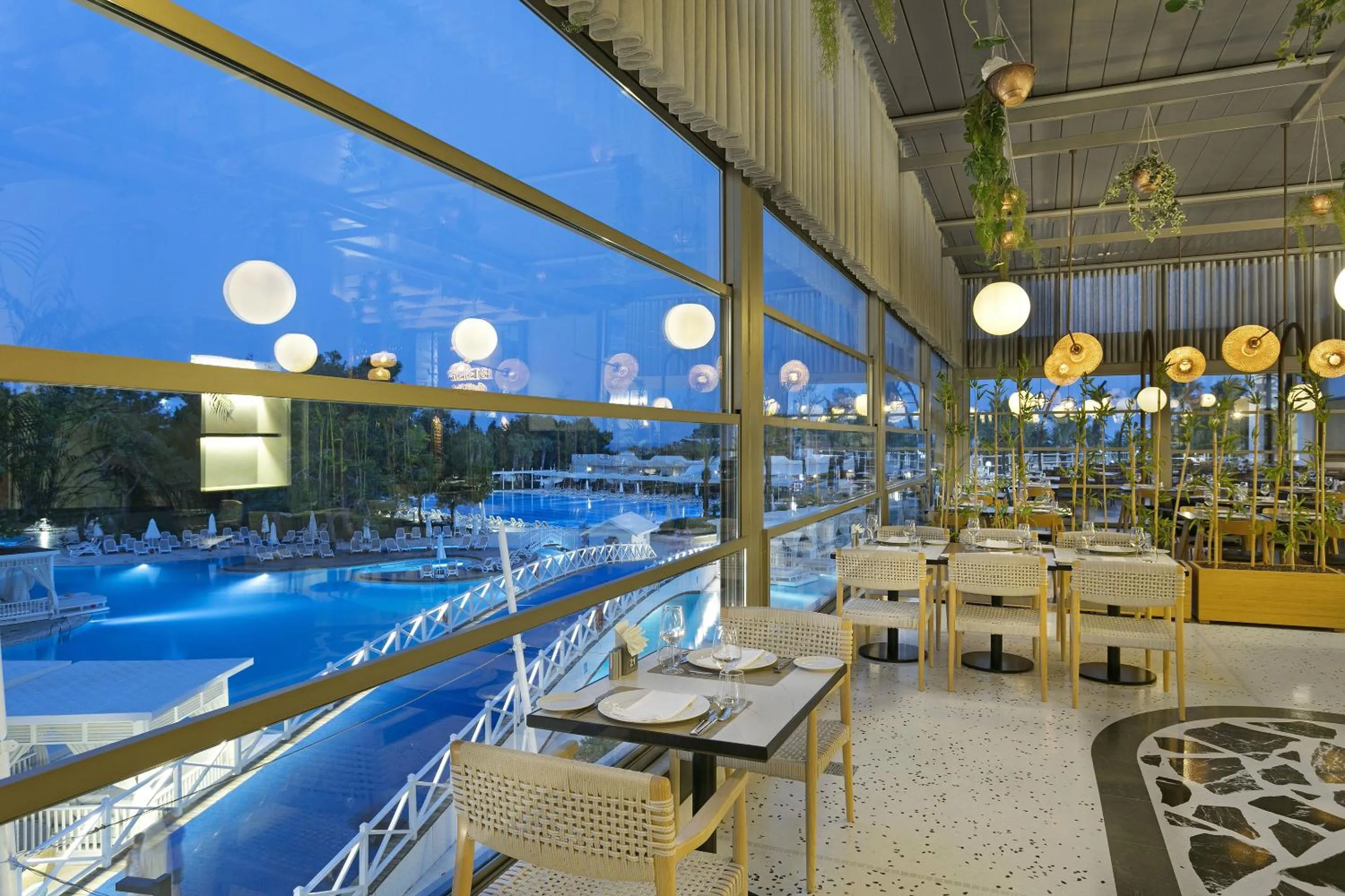 Restaurant/places to eat in Titanic Deluxe Lara