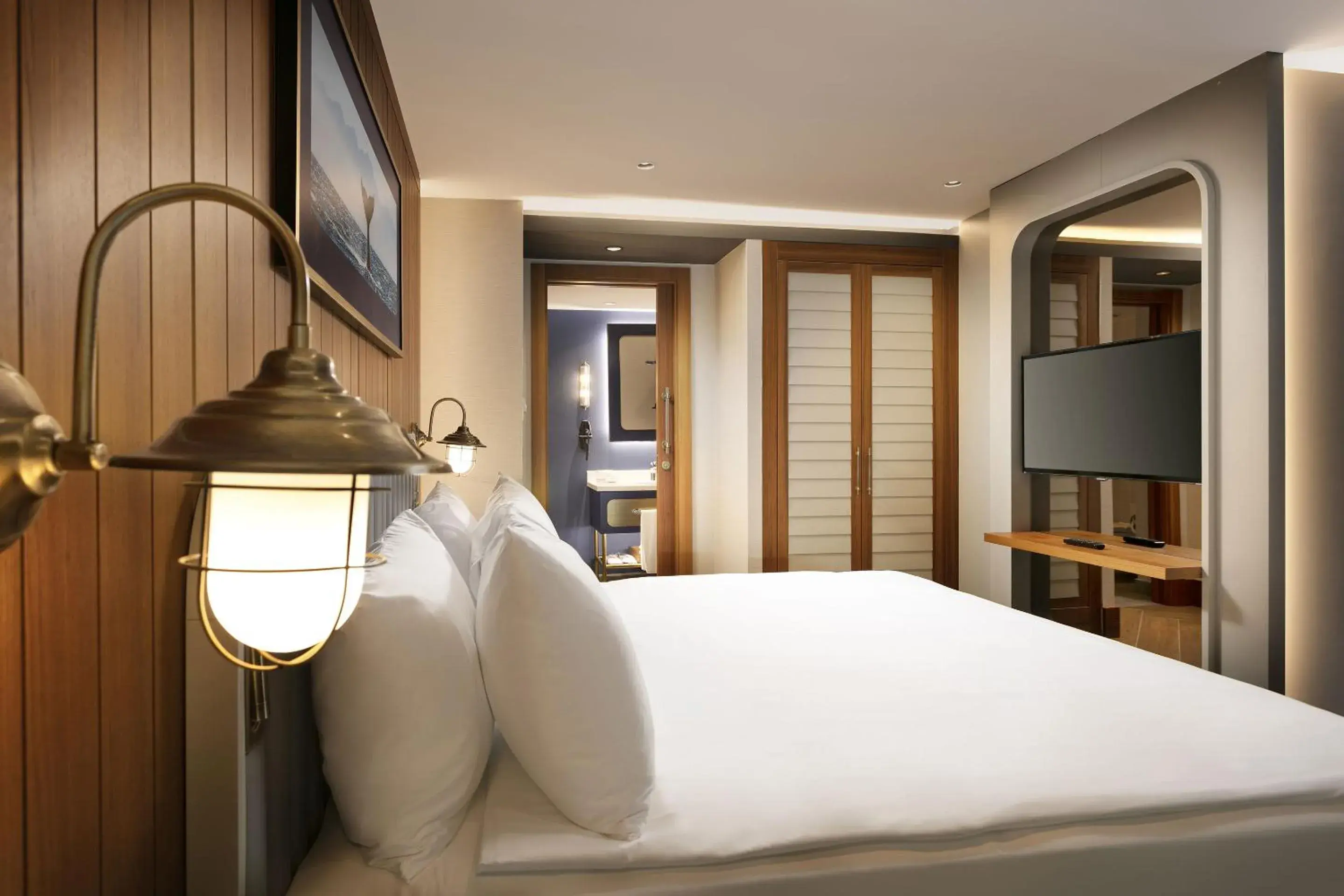 Bedroom, Bed in Titanic Deluxe Lara