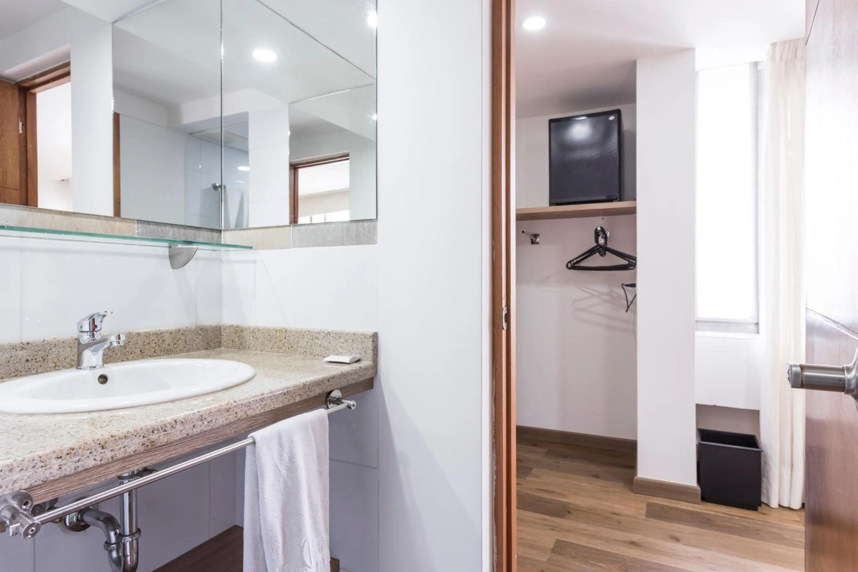 Bathroom in Hotel Florencia Plaza