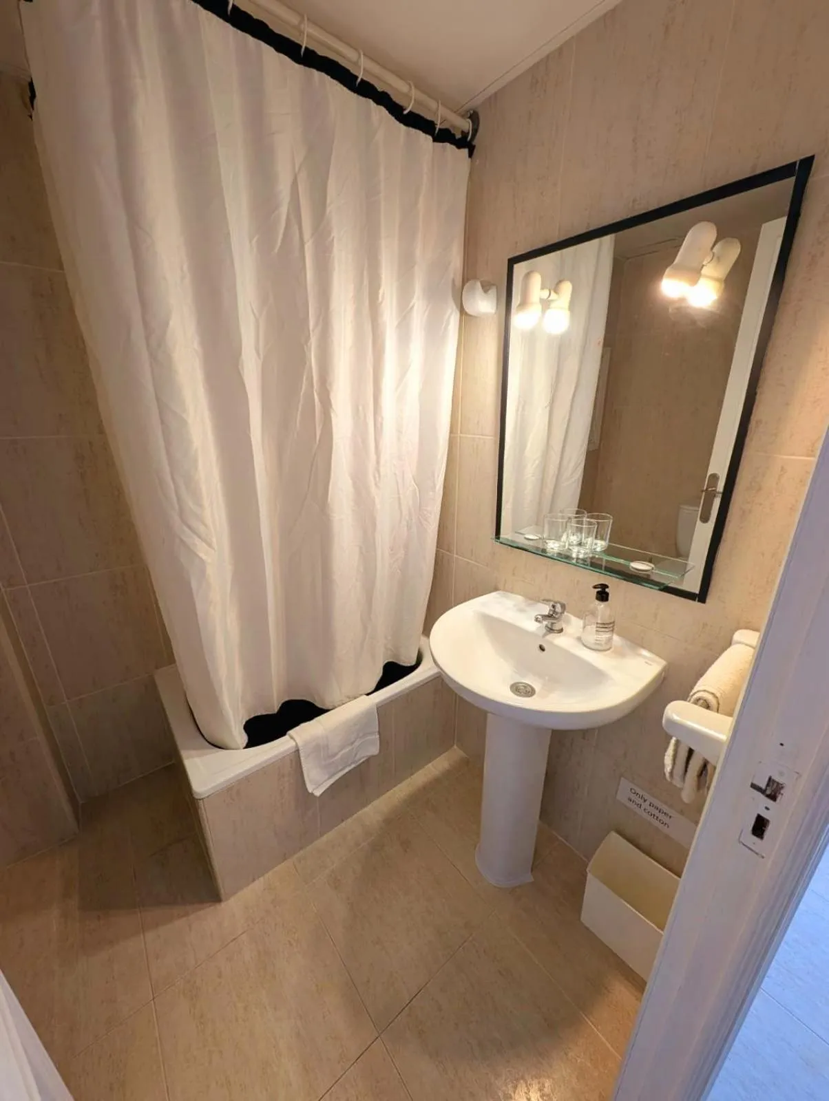 Shower in Hostal Mar del Plata