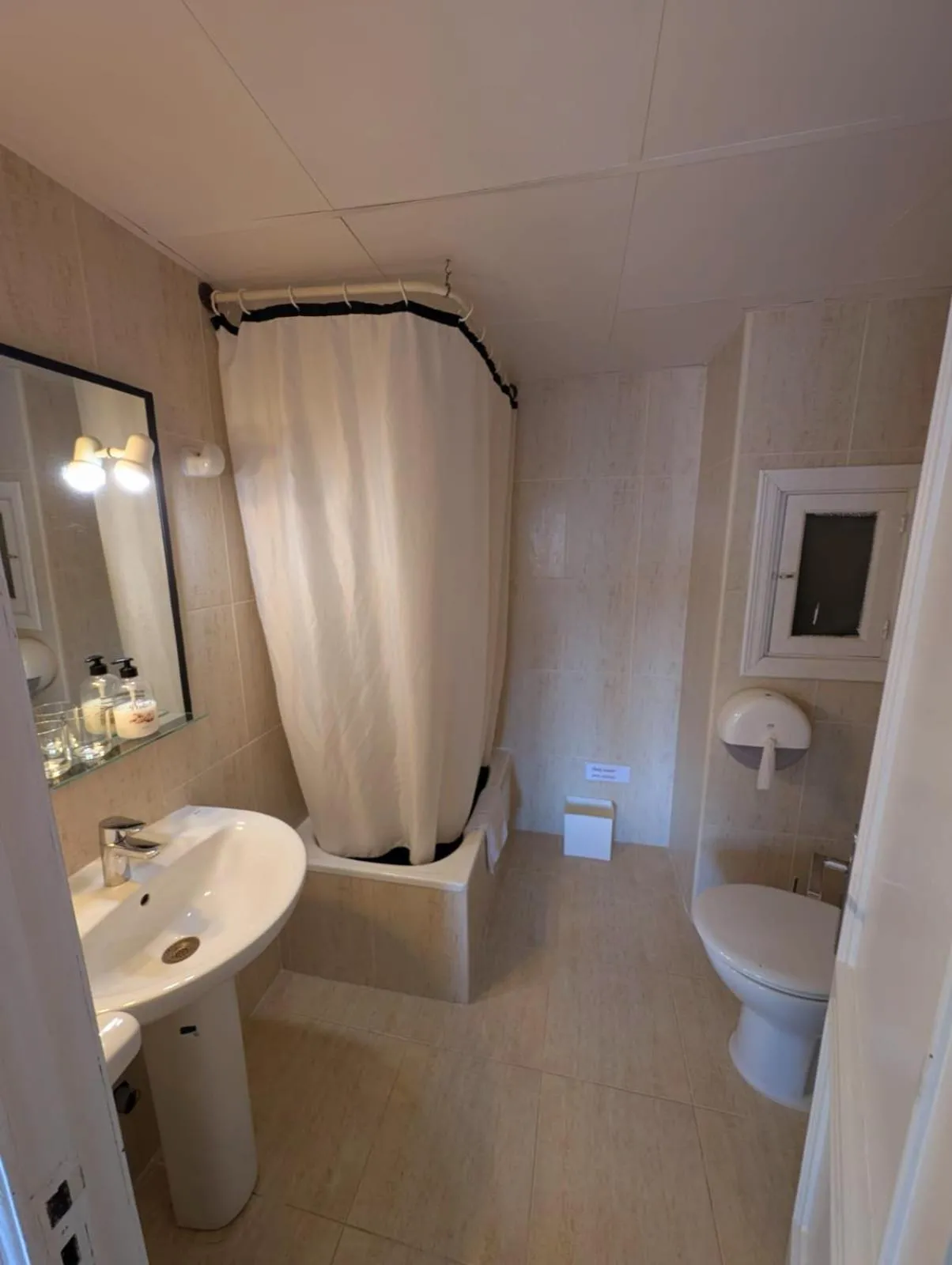 Shower in Hostal Mar del Plata