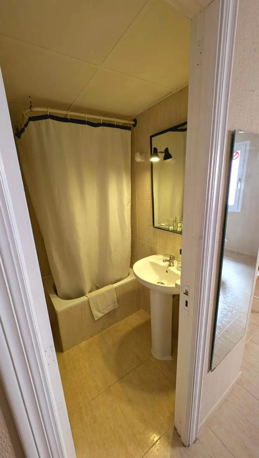 Shower in Hostal Mar del Plata