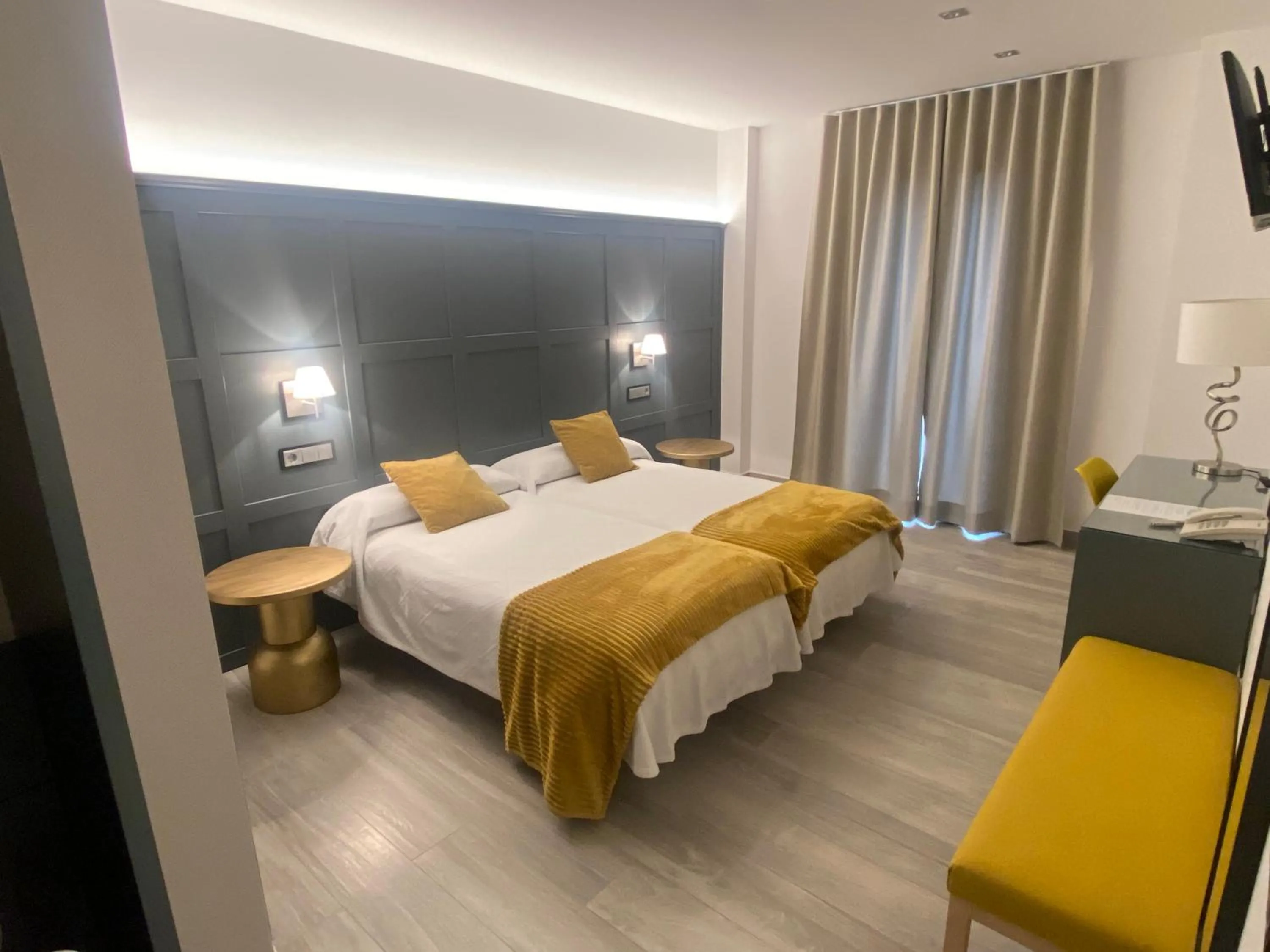 Bed in Hotel Lusitania, Centro Ciudad, Parking Privado