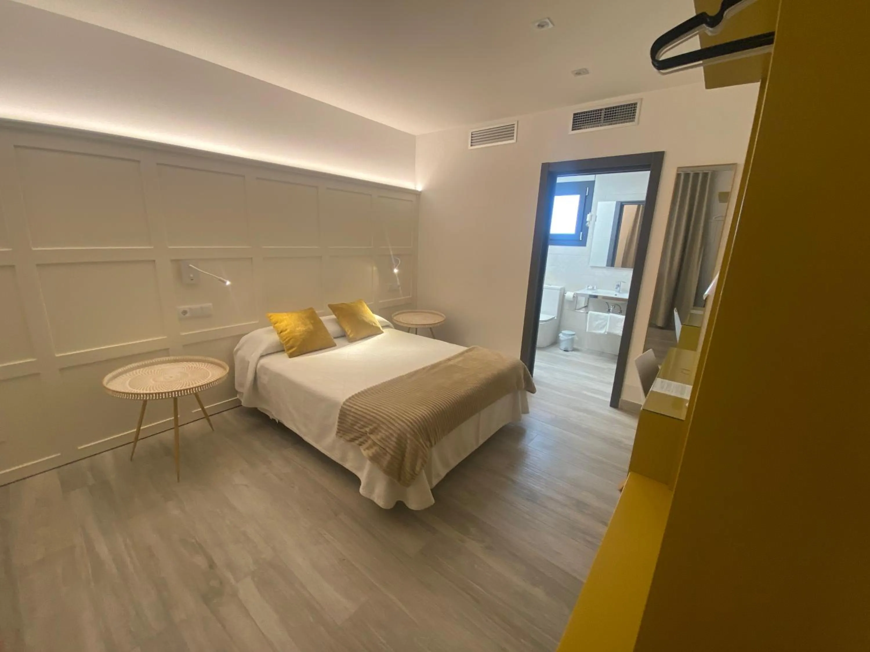 Bed in Hotel Lusitania, Centro Ciudad, Parking Privado