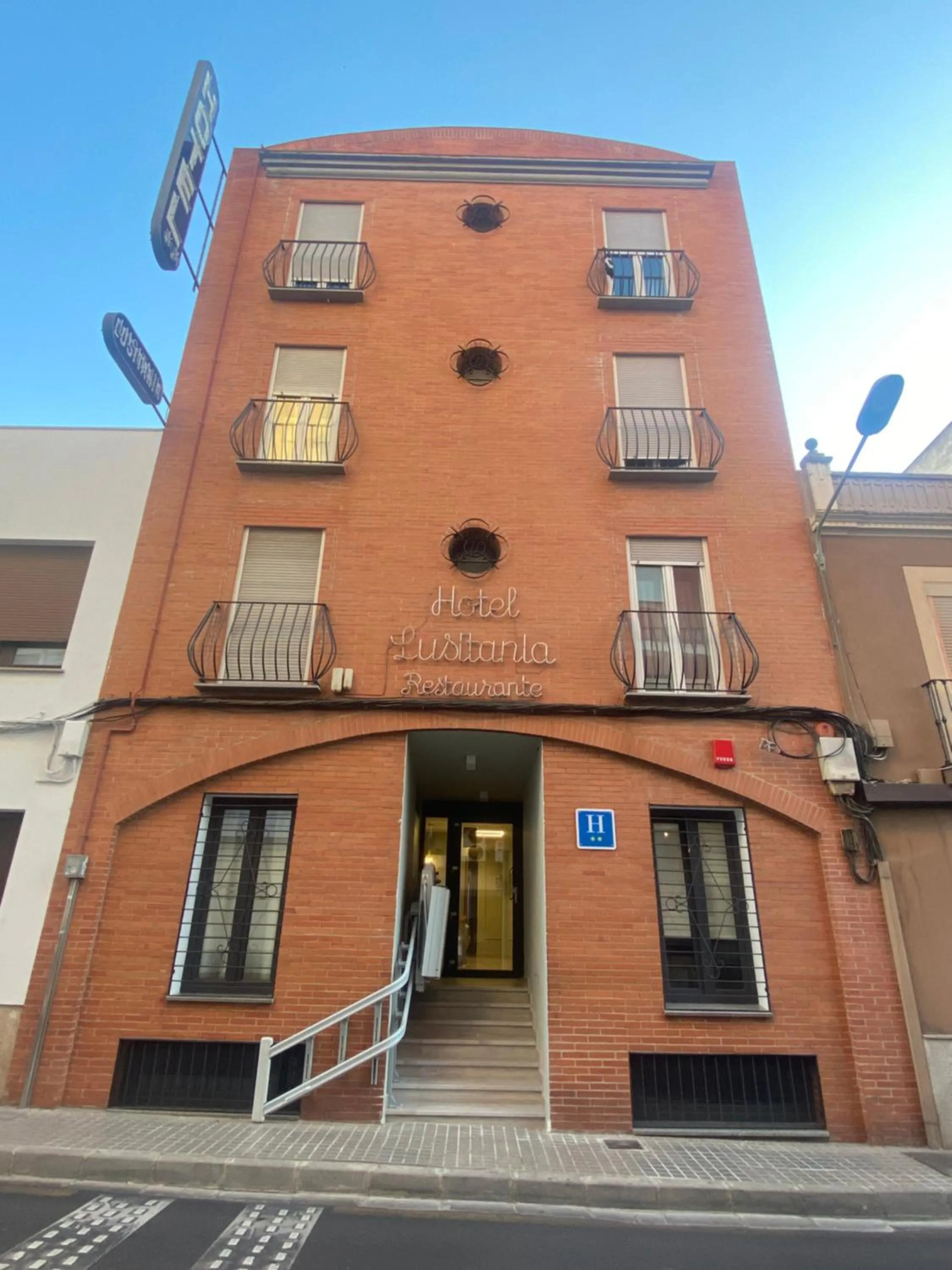 Facade/entrance in Hotel Lusitania, Centro Ciudad, Parking Privado