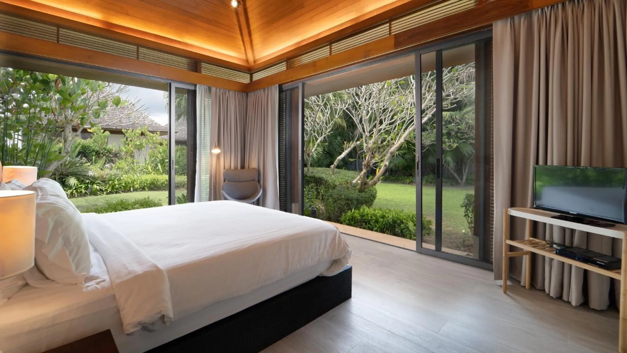 TV and multimedia, Bed in Jivana Beach Villas