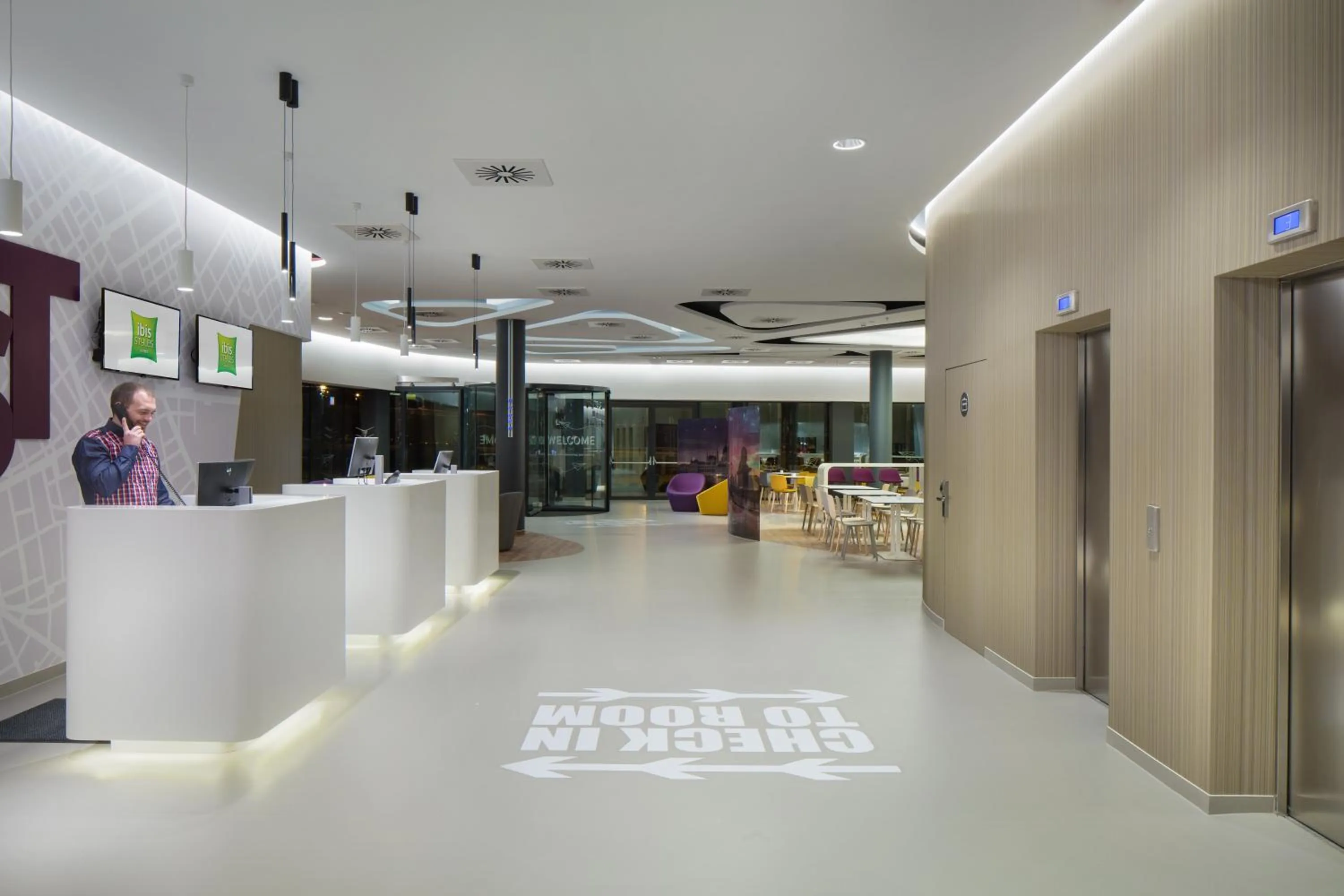 Lobby or reception in ibis Styles Budapest Airport