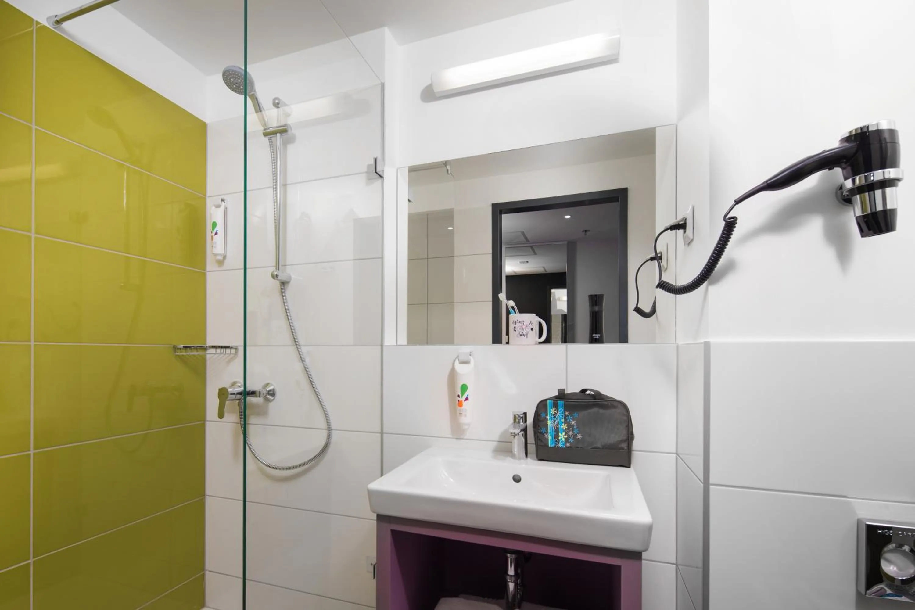 Shower in ibis Styles Budapest Airport