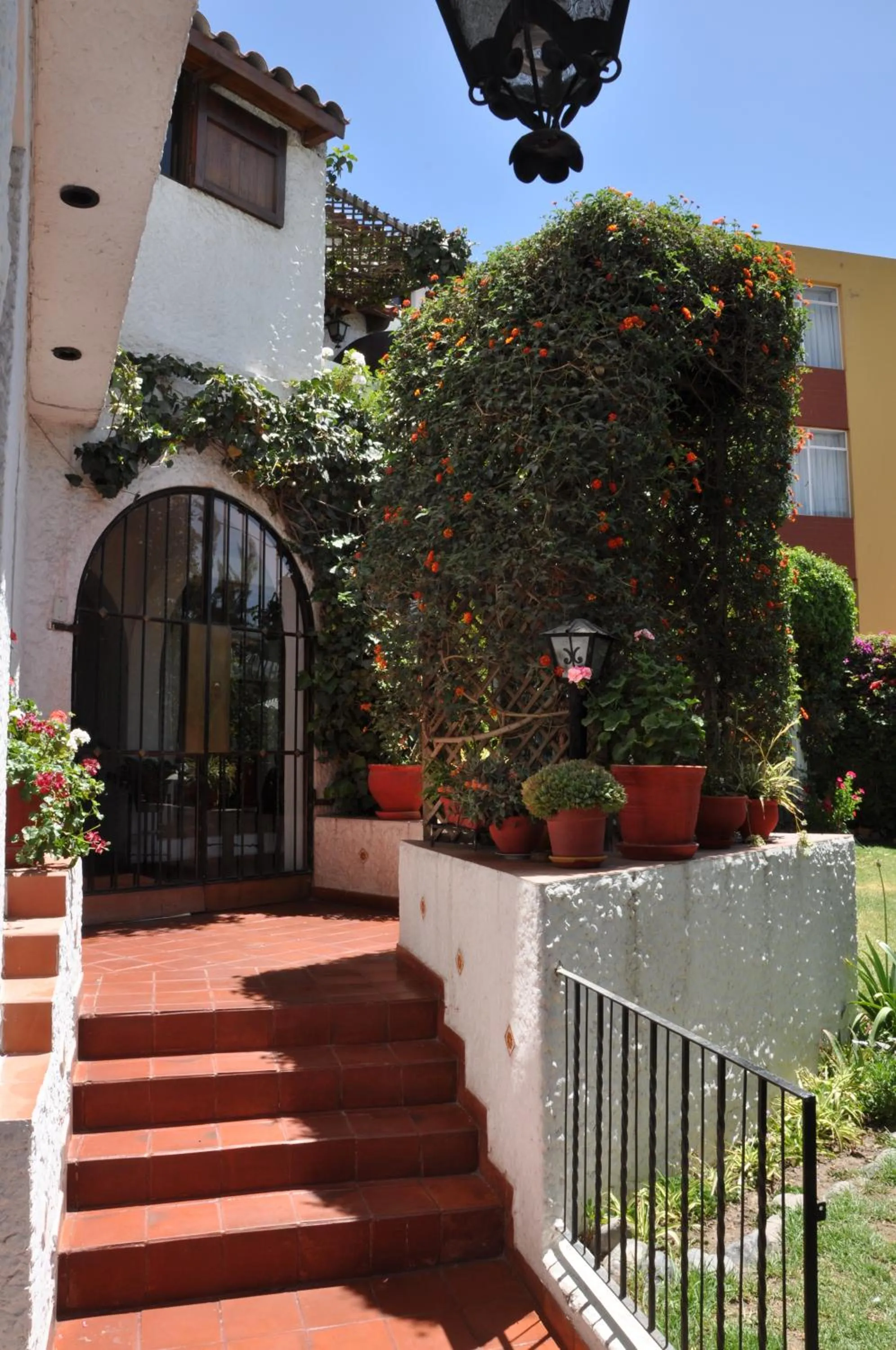 Property building in Hotel La Casa de Tin tin