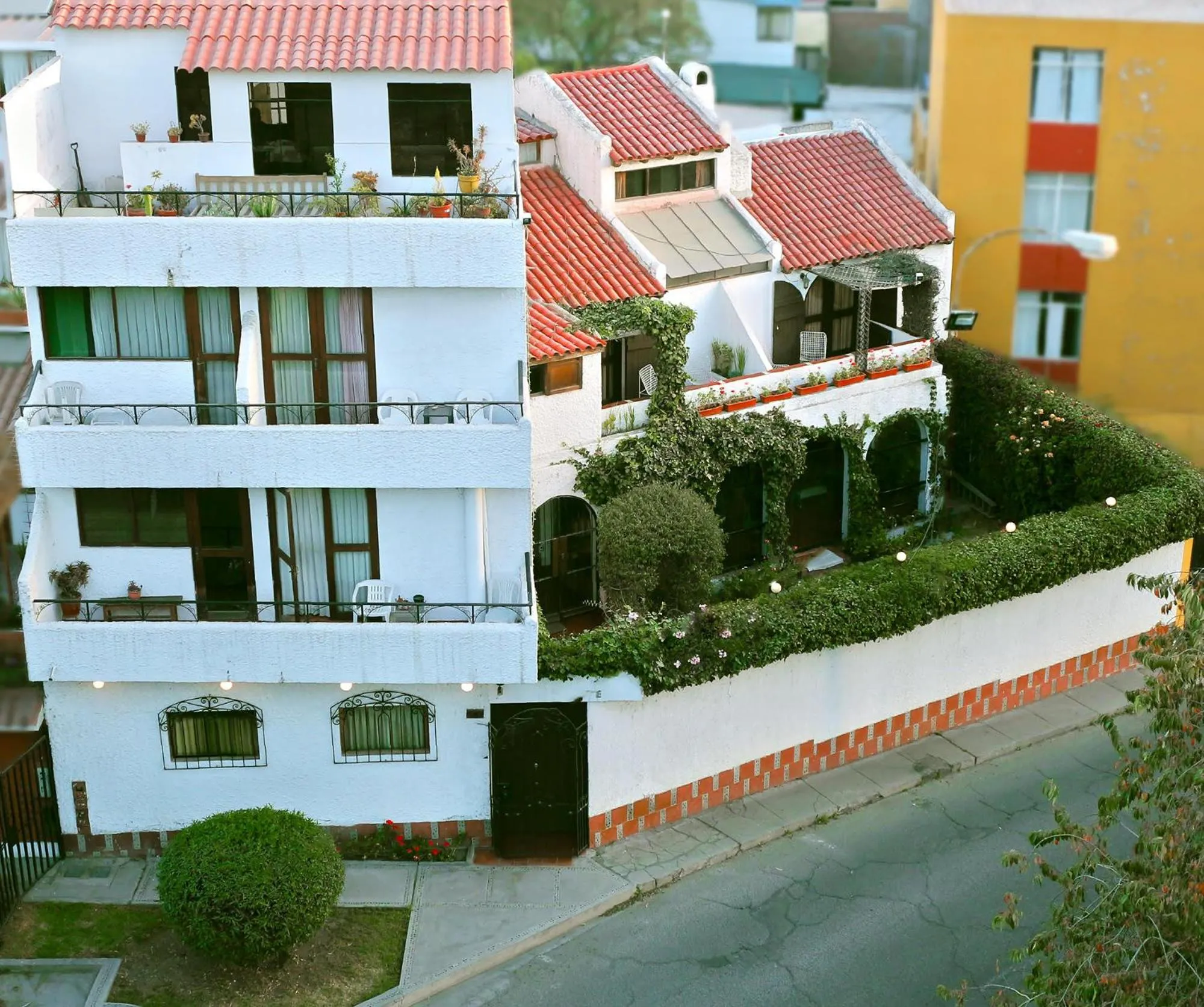 Property building in Hotel La Casa de Tin tin