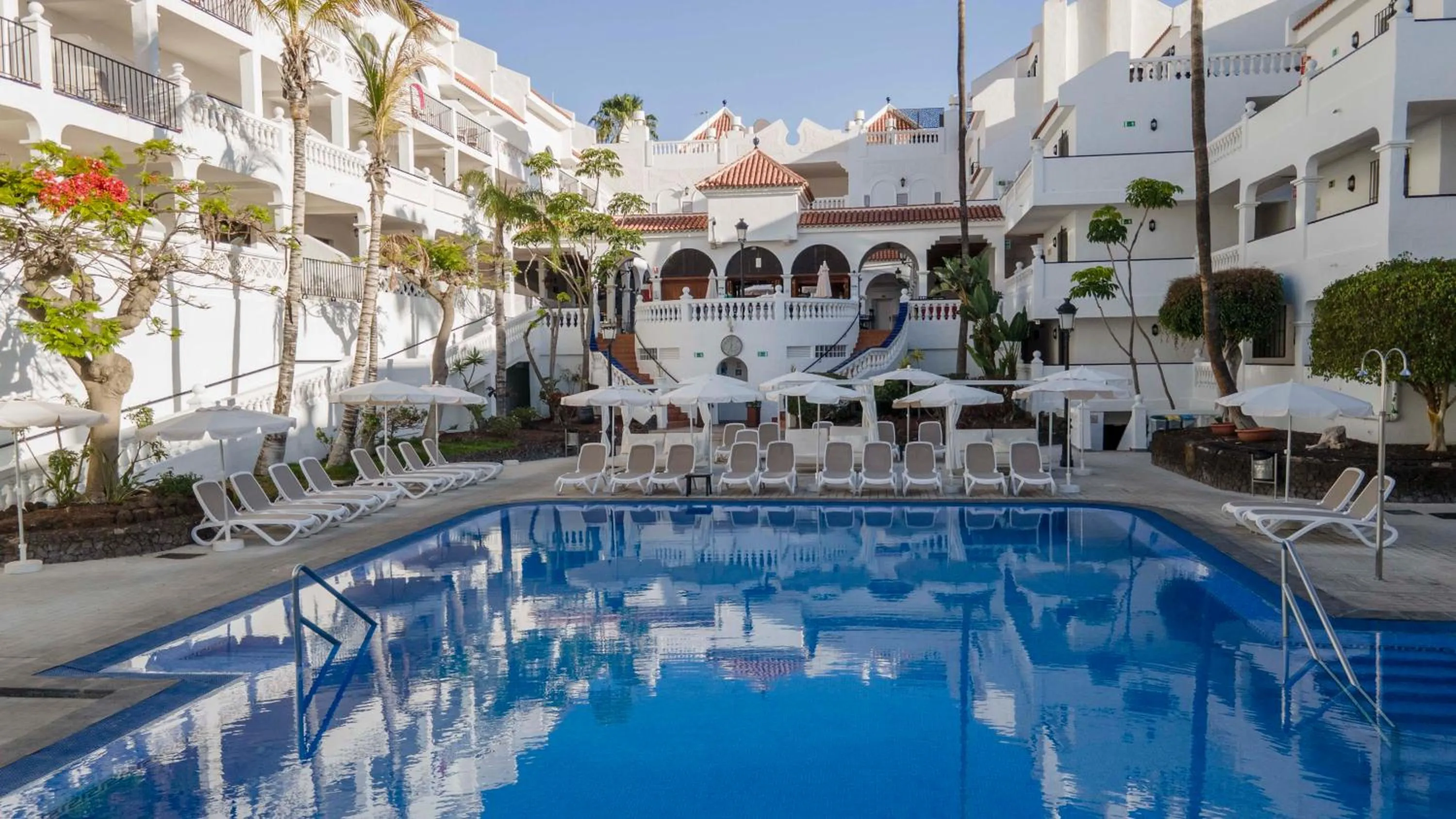 Swimming pool in Ona Beverly Hills Heights