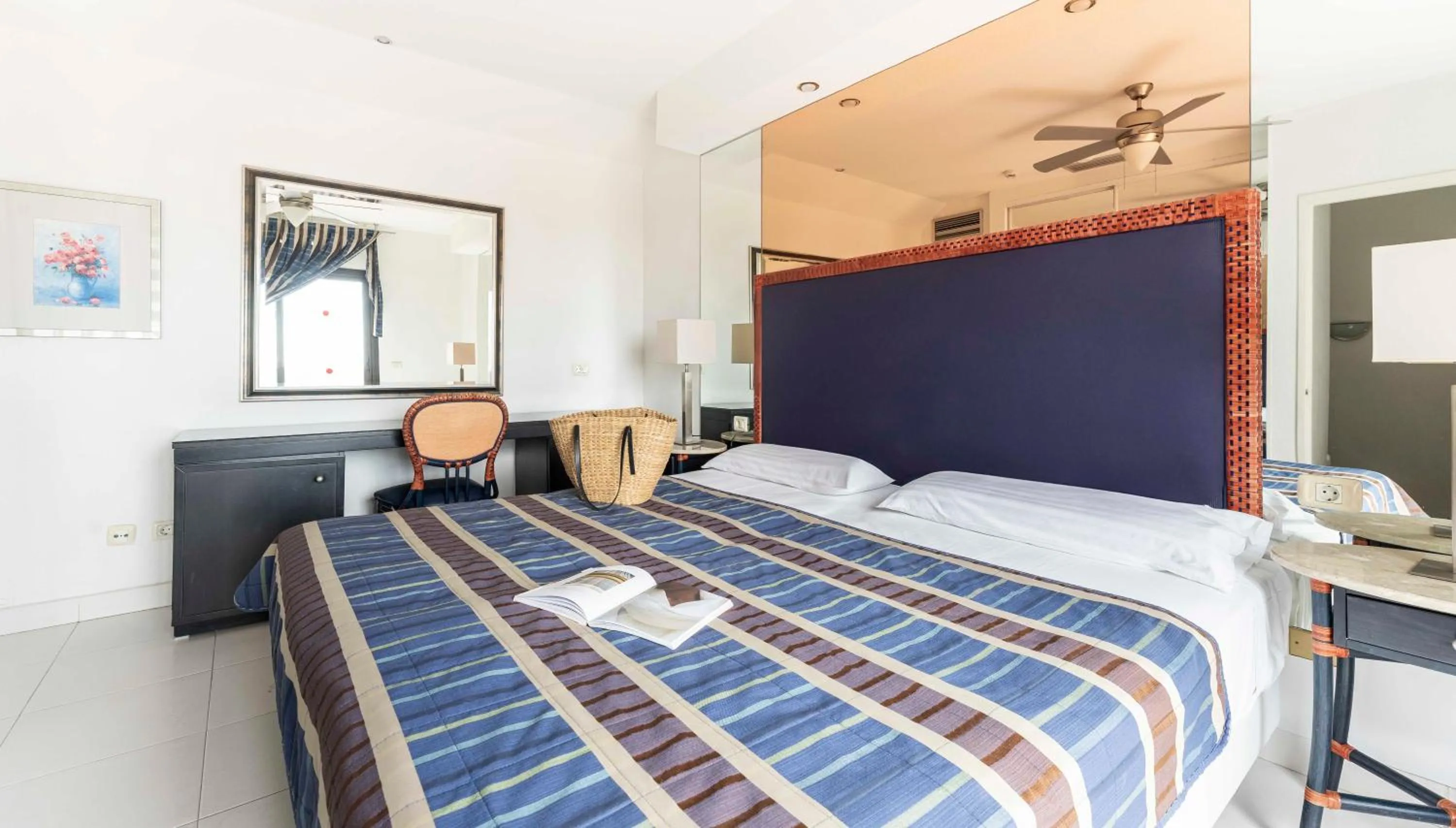 Bedroom, Bed in Ona Beverly Hills Heights