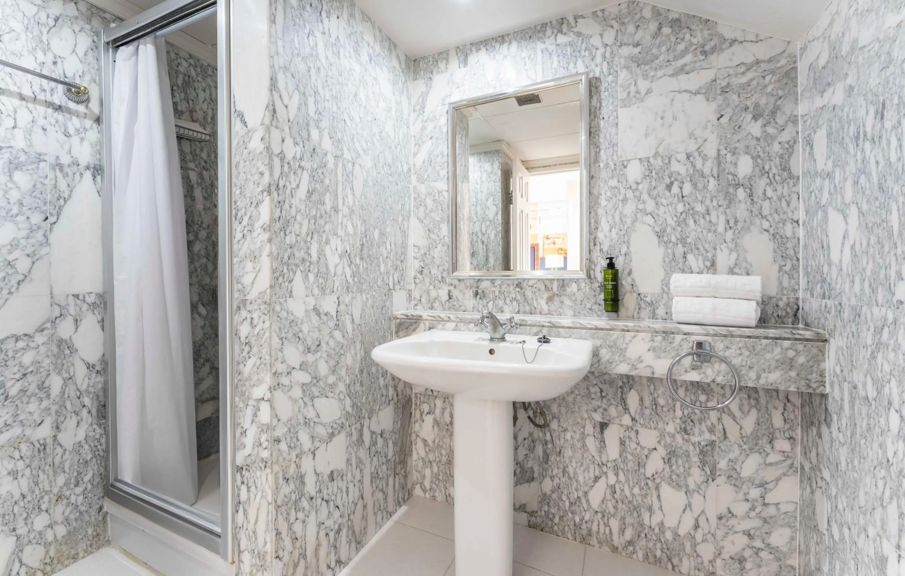 Bathroom in Ona Beverly Hills Heights