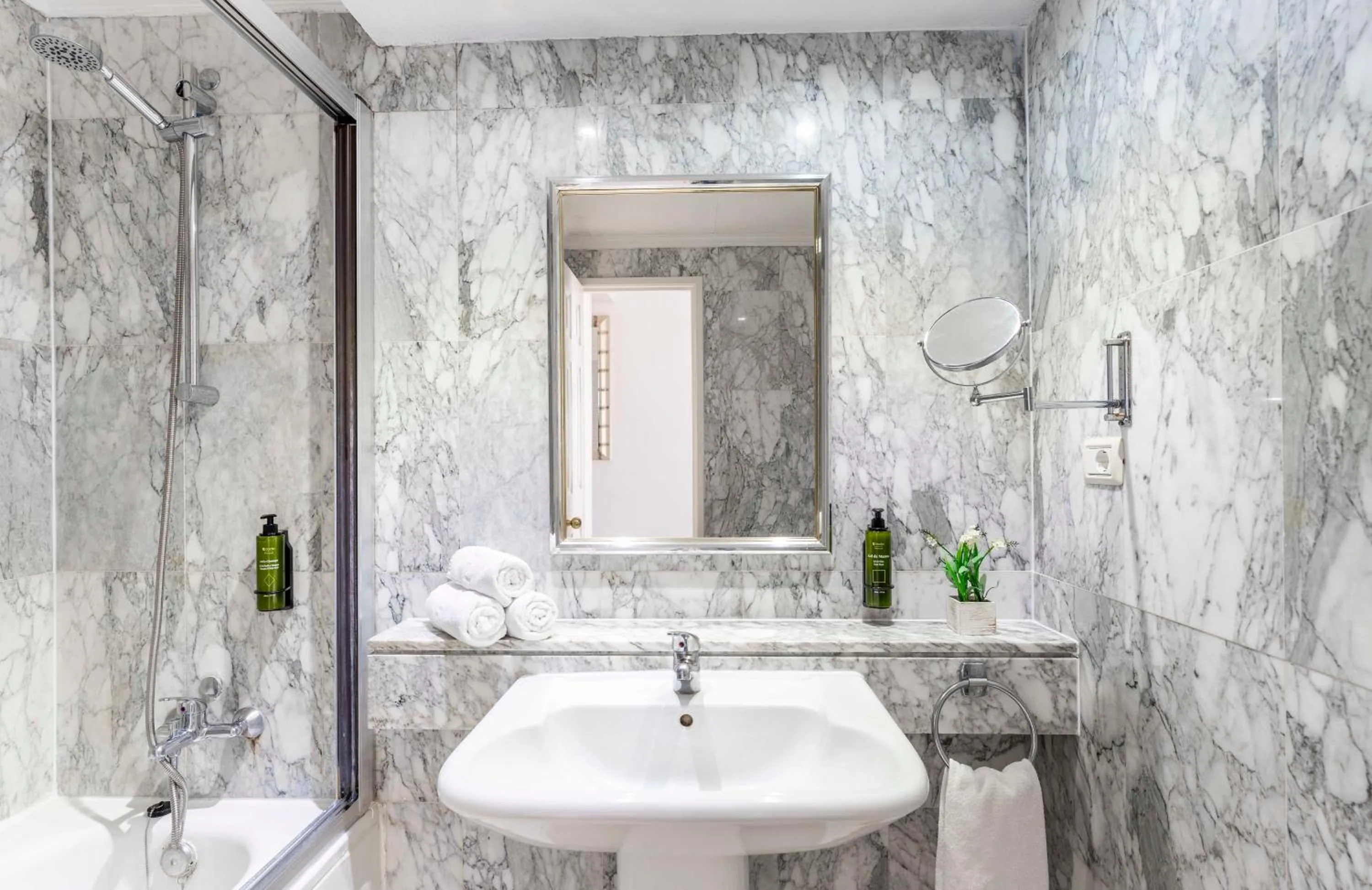 Bathroom in Ona Beverly Hills Heights