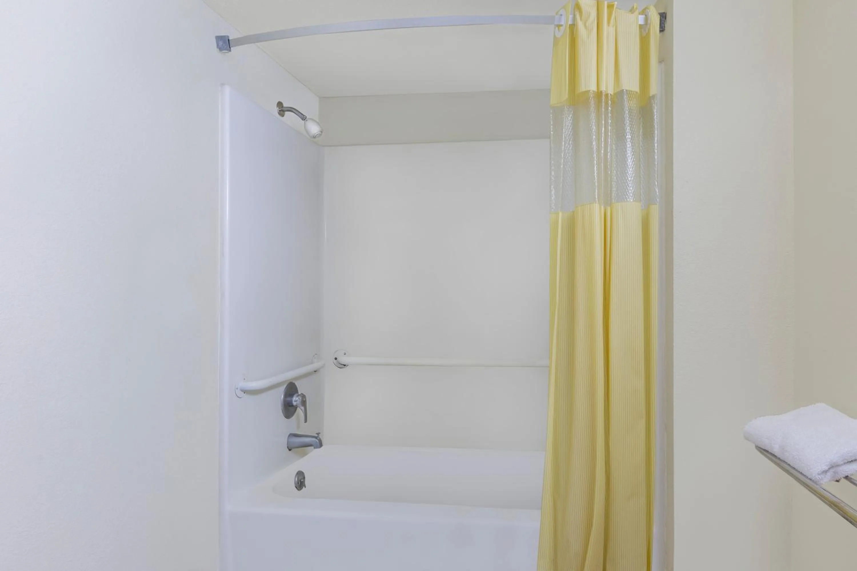 Bathroom in Days Inn Windcrest by Wyndham San Antonio