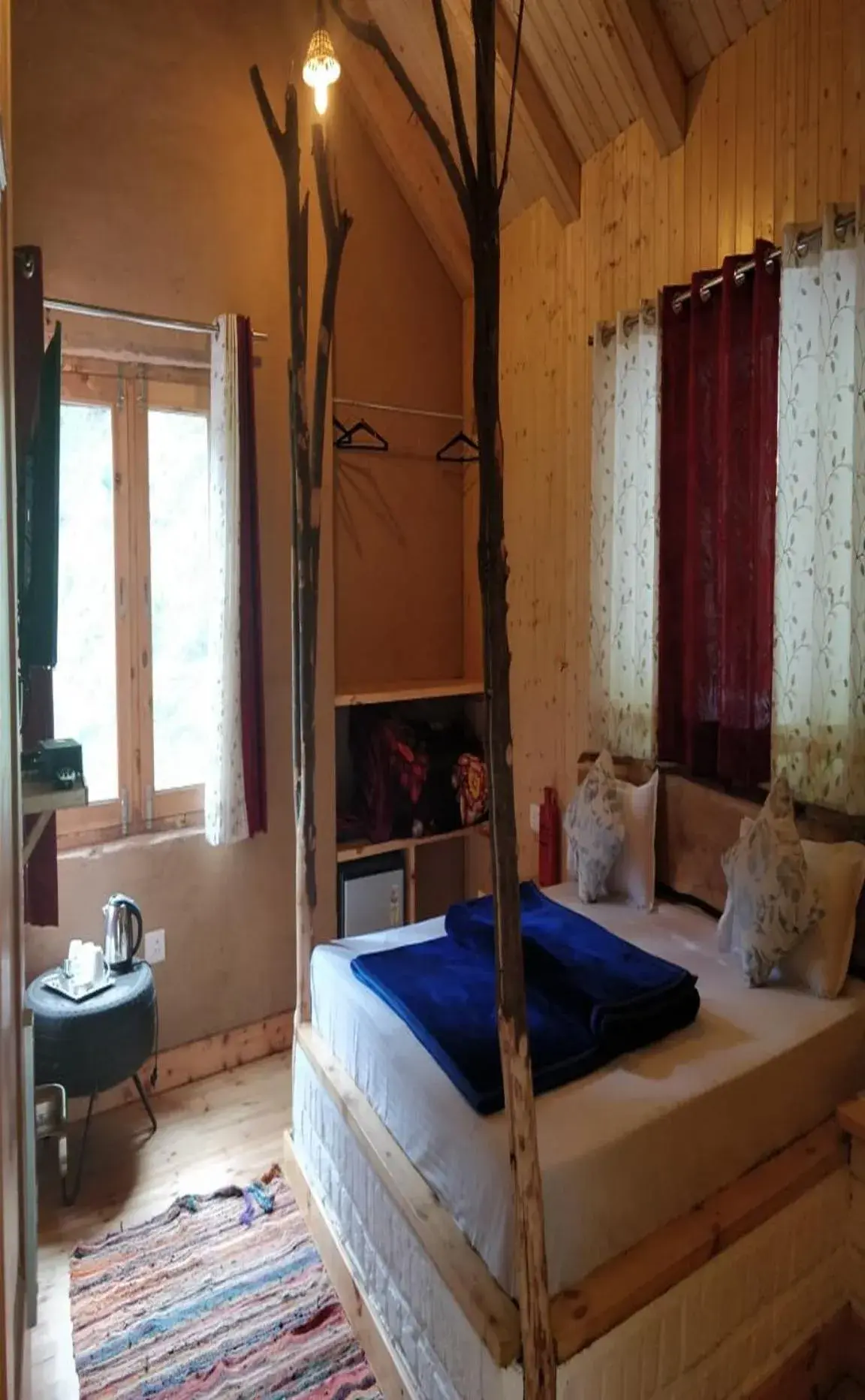 Deluxe Double Room with Balcony and Sea View in Offbeat Abodes - Tirthan Valley Deluxe Double Room with Balcony and Sea View in Offbeat Abodes - Tirthan Valley