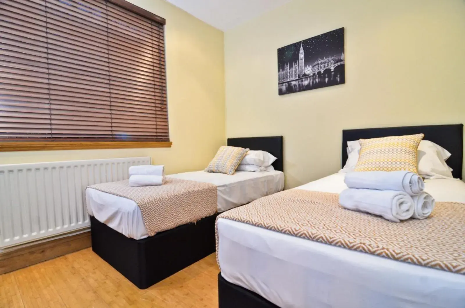 Budget Twin Room in Thames View House Surrey Quays Budget Twin Room in Thames View House Surrey Quays