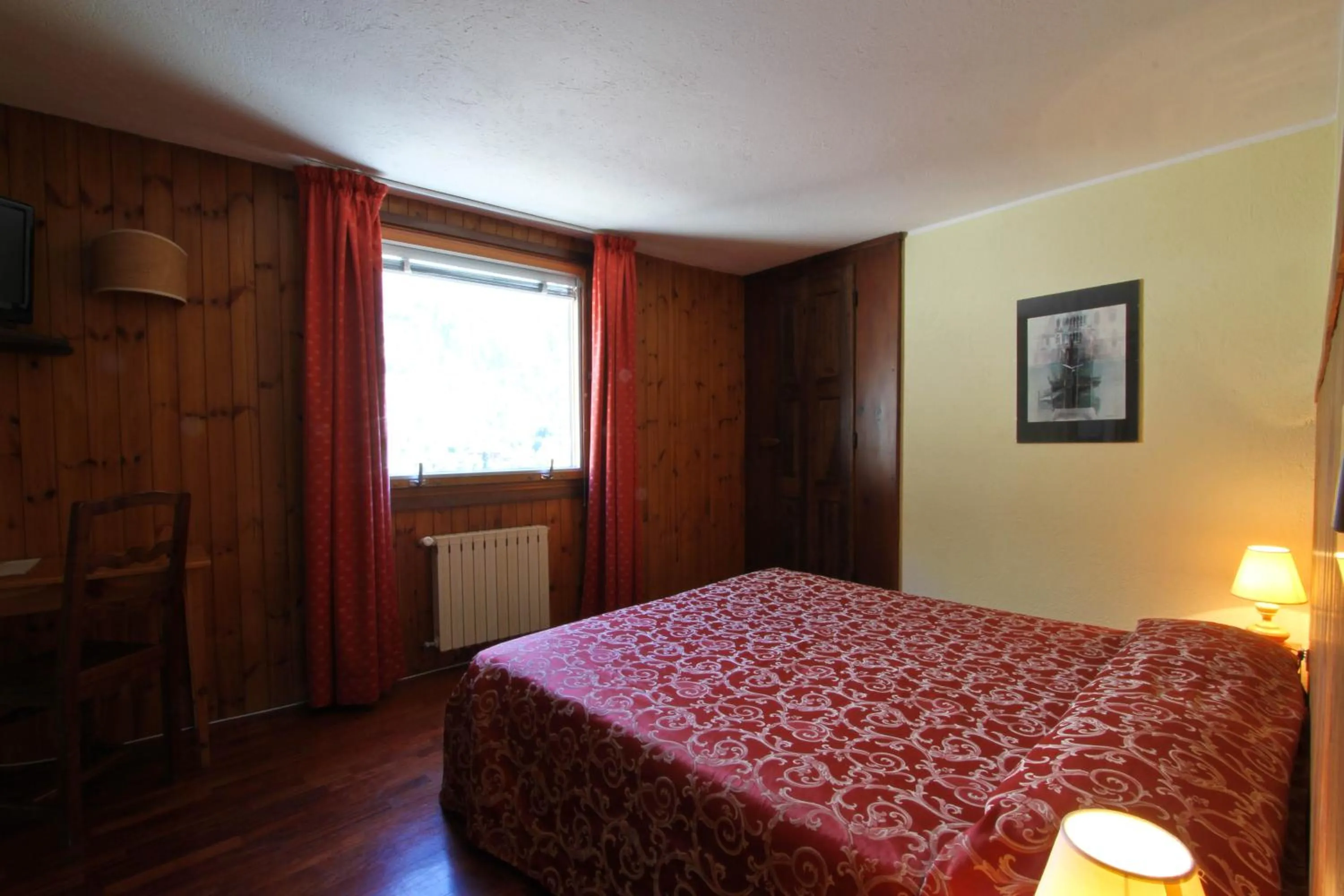 Photo of the whole room, Bed in Hotel Dolonne