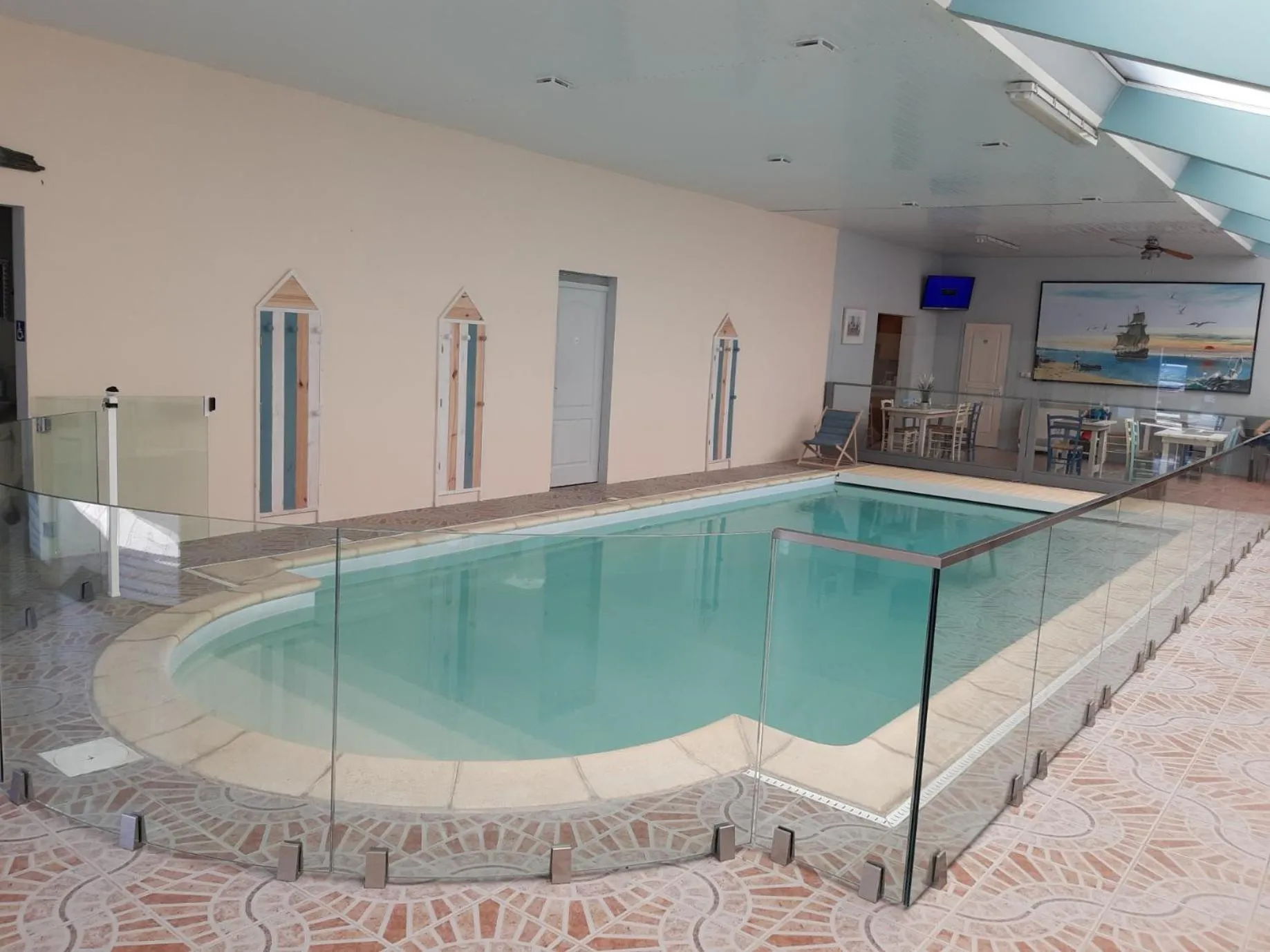 Swimming pool in Hotel Aux Rochers de l'Ocean