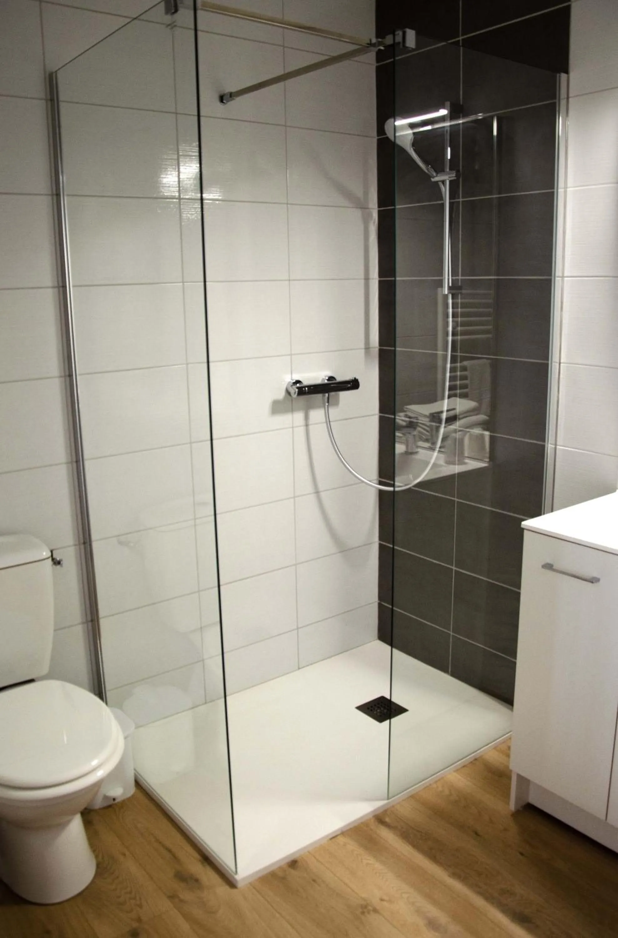 Shower in Hotel Aux Rochers de l'Ocean