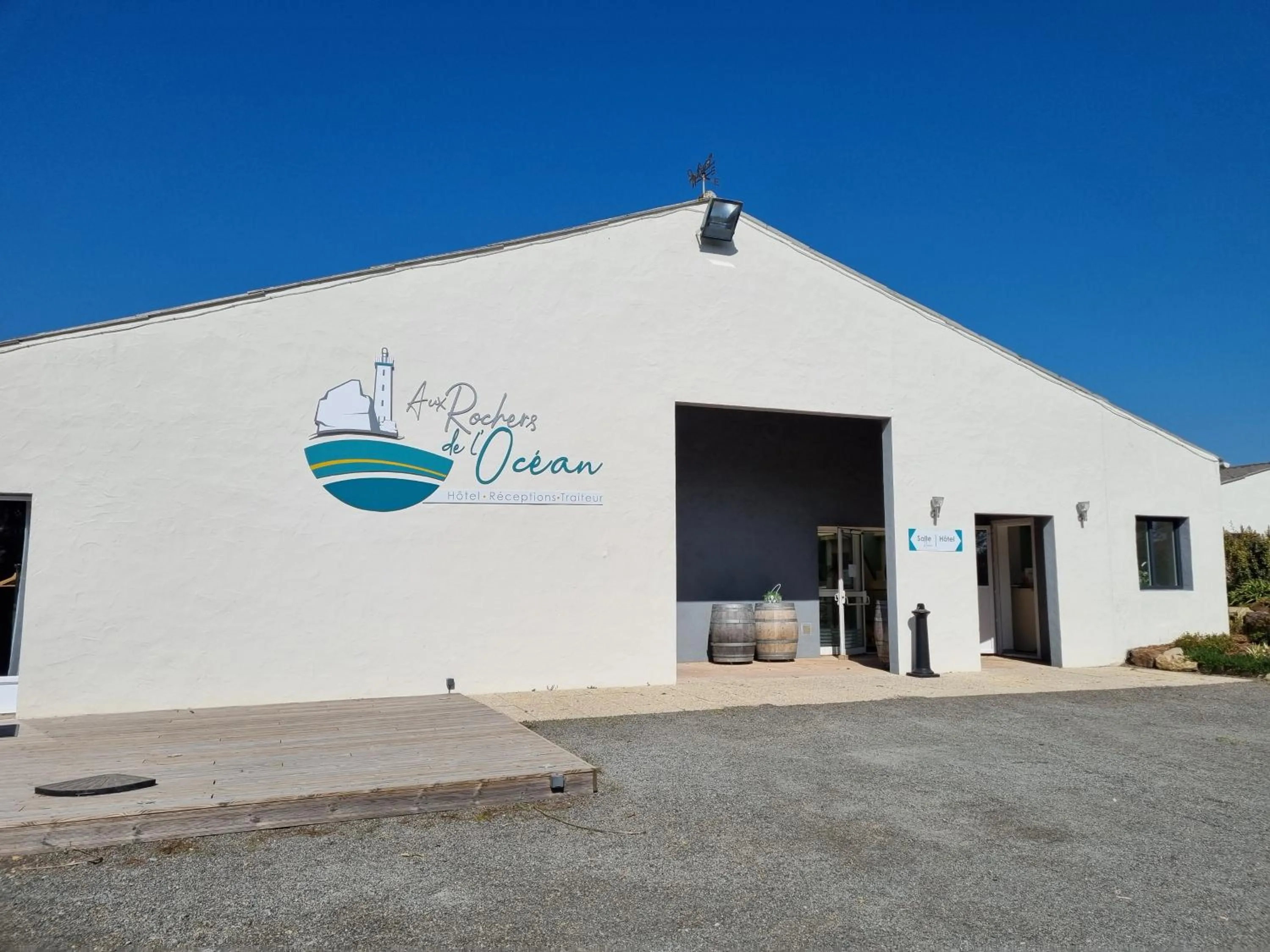 Facade/entrance in Hotel Aux Rochers de l'Ocean