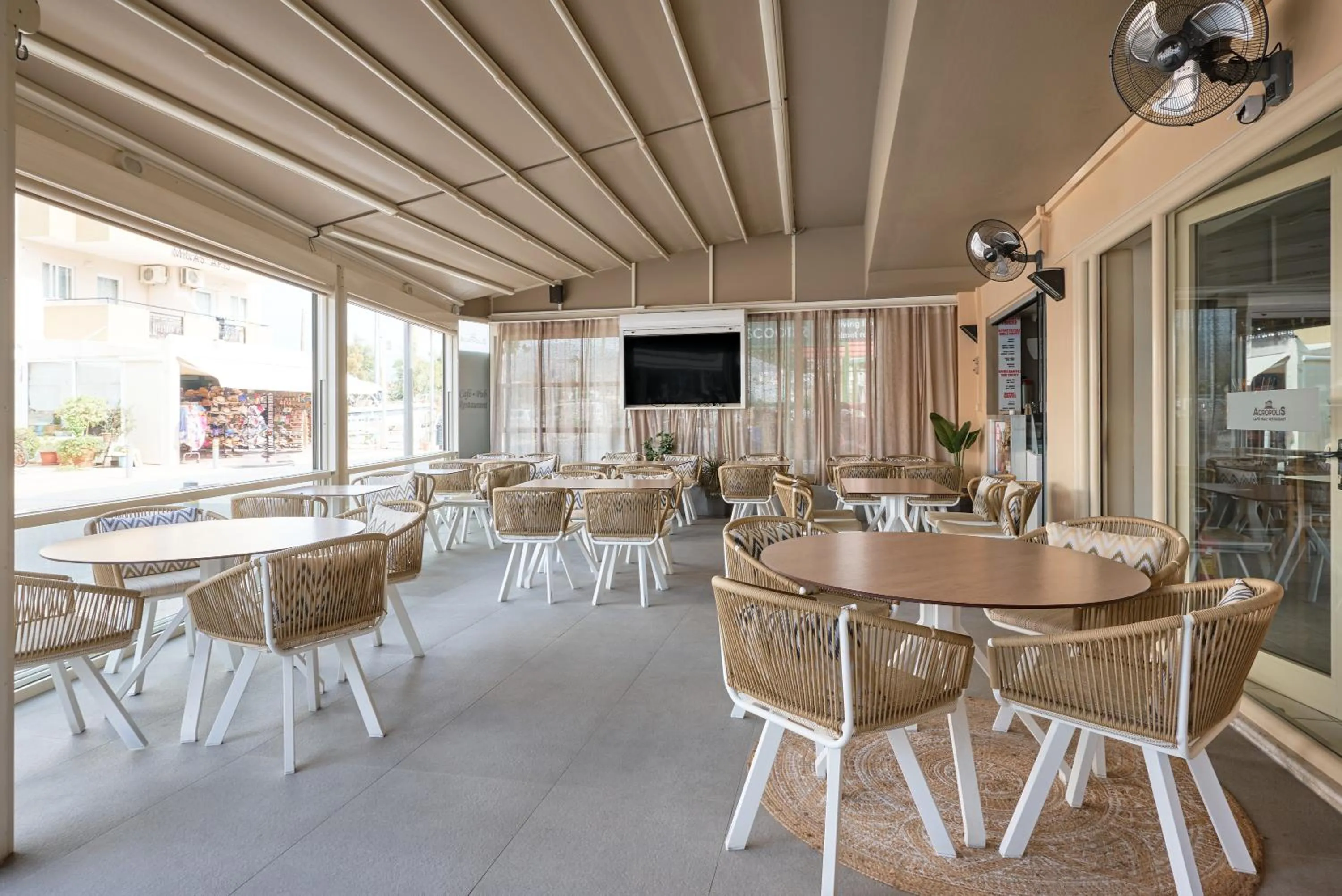 Restaurant/places to eat in Acropolis Apartments