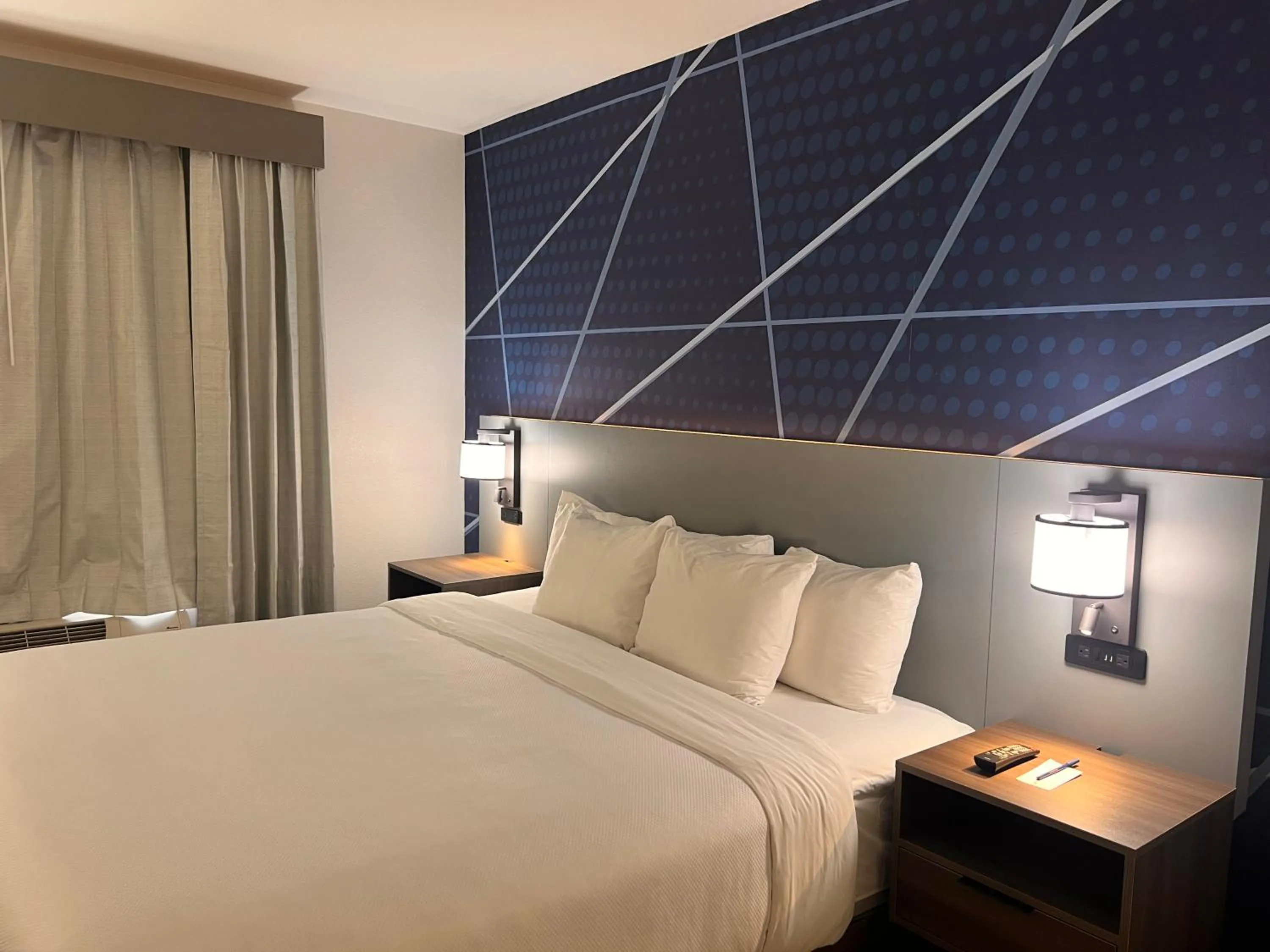 Bed in Comfort Suites Louisville Airport