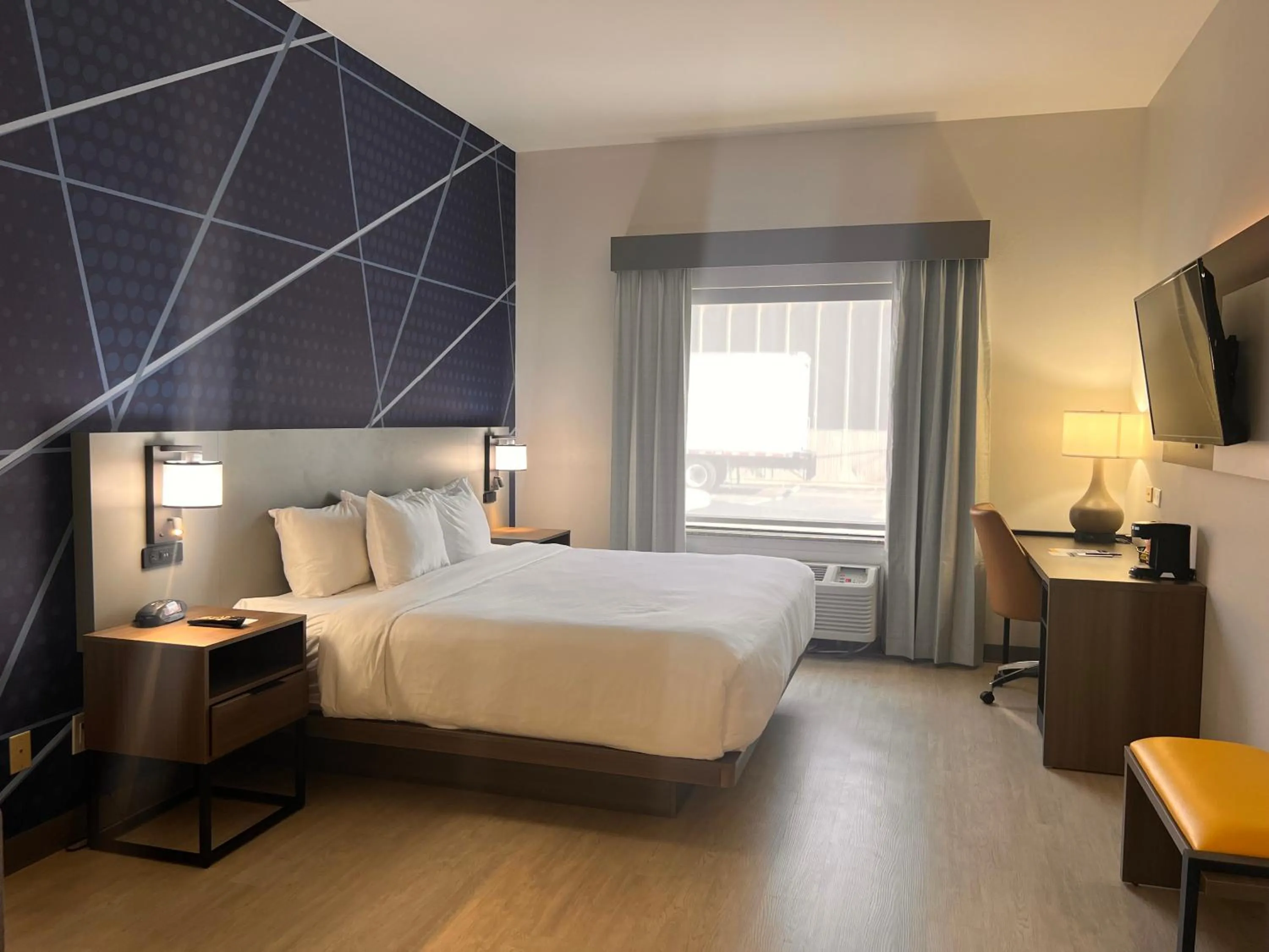 Bedroom, Bed in Comfort Suites Louisville Airport