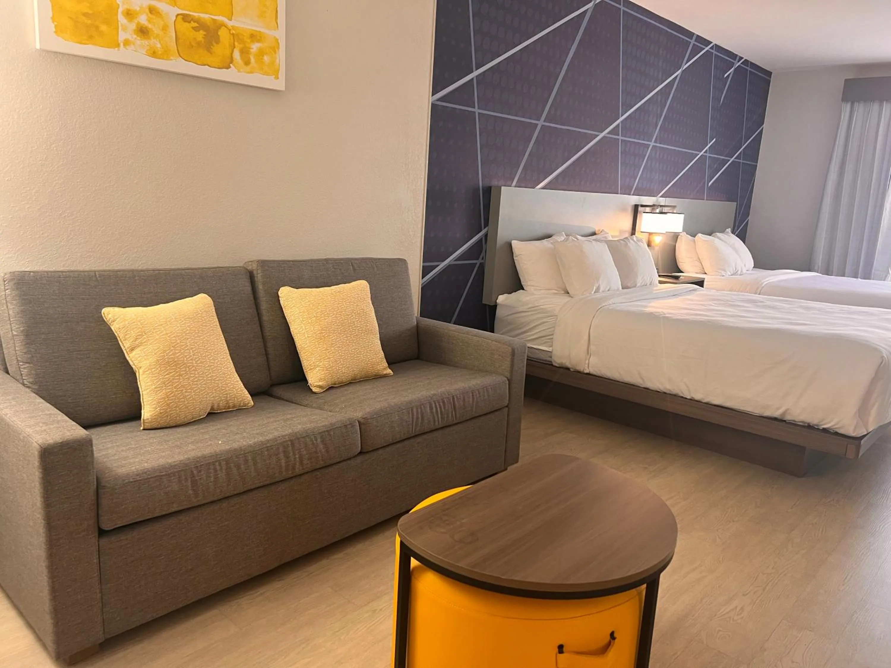 Bed in Comfort Suites Louisville Airport