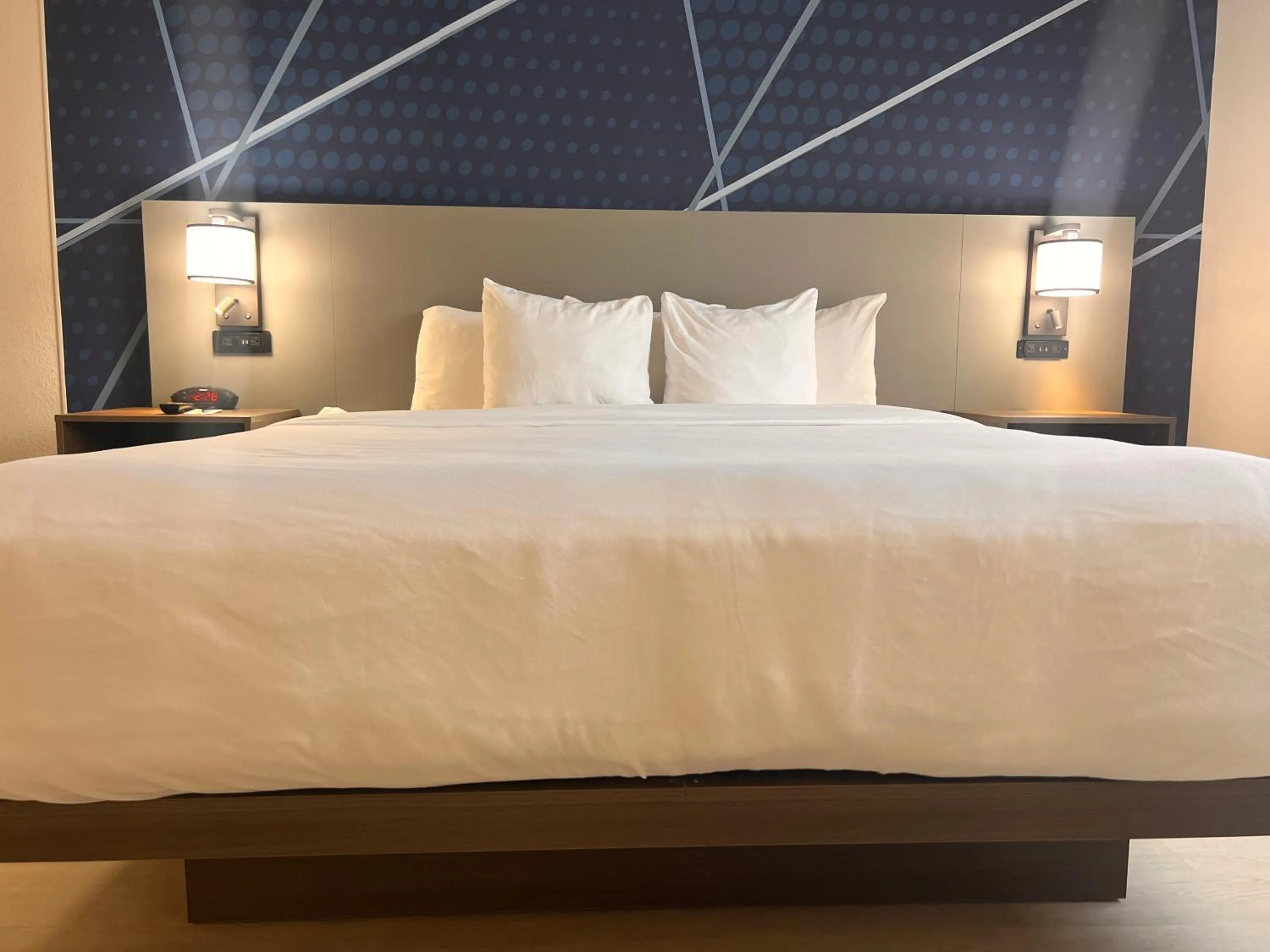 Bed in Comfort Suites Louisville Airport