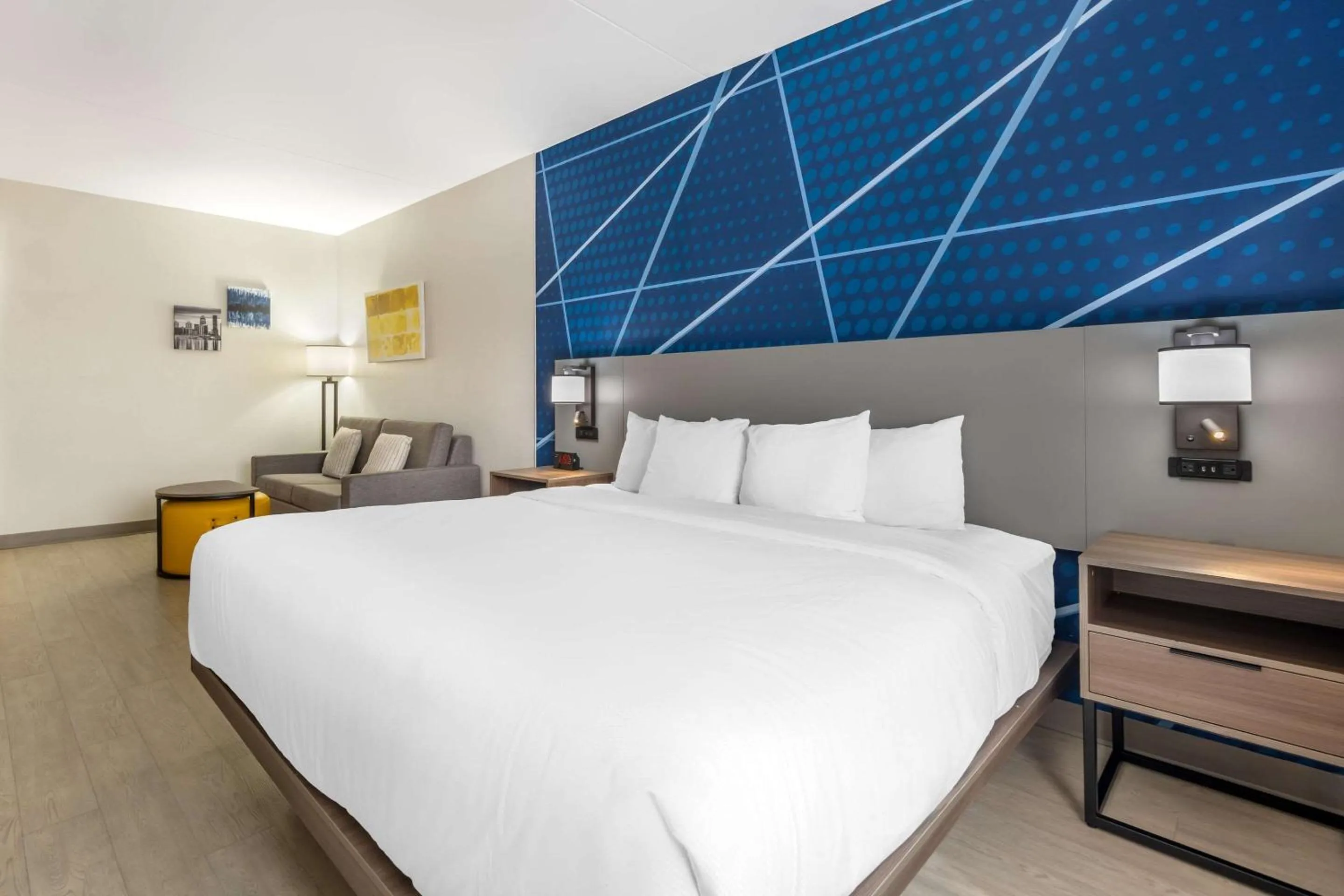 Bedroom, Bed in Comfort Suites Louisville Airport