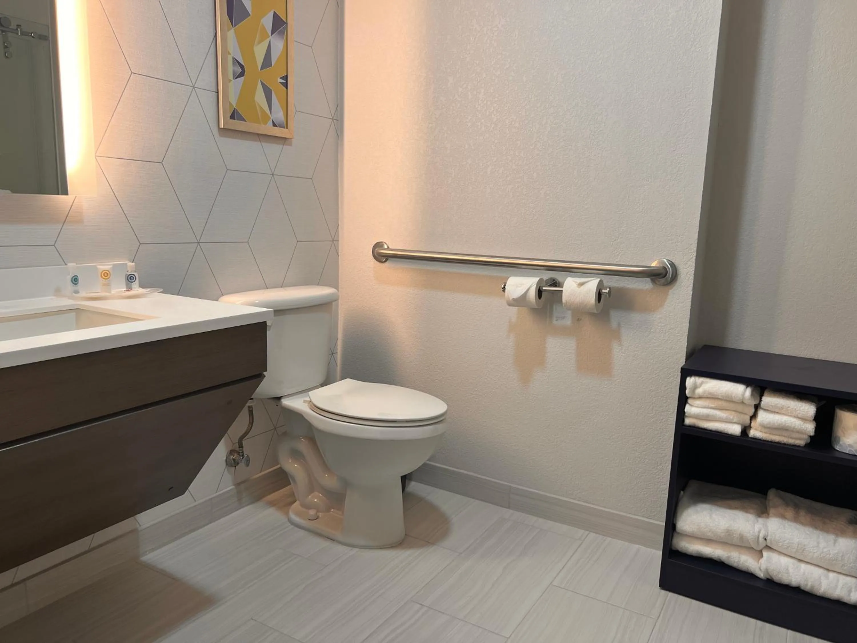 Bathroom in Comfort Suites Louisville Airport