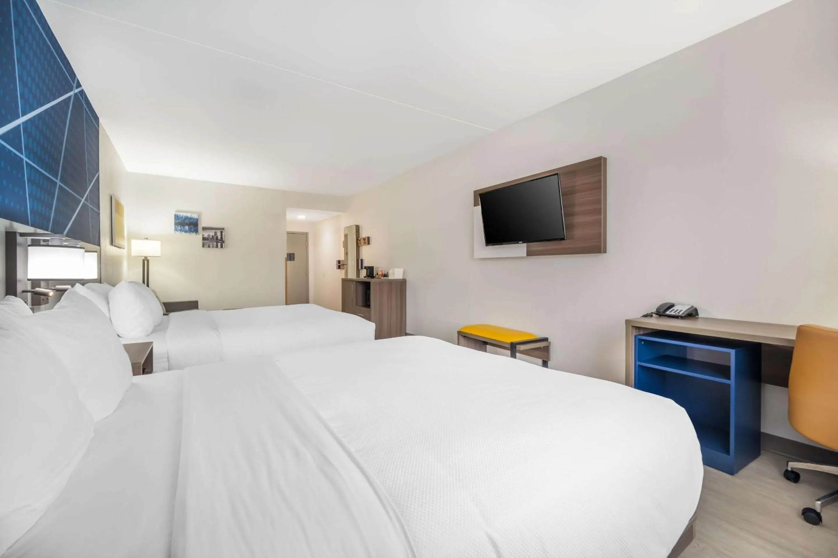 Bedroom, Bed in Comfort Suites Louisville Airport