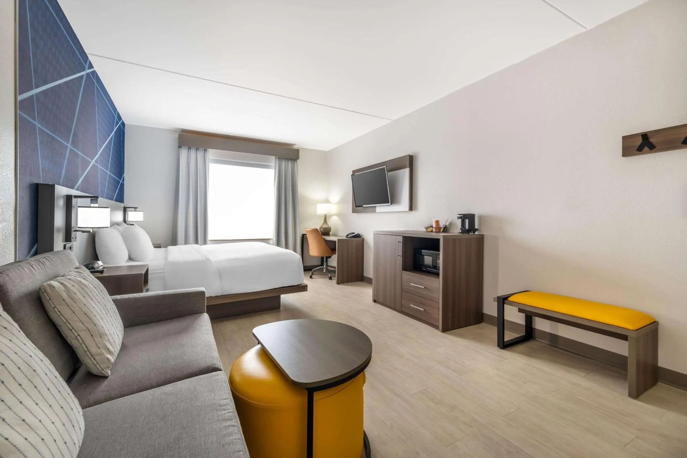 Bedroom, Bed in Comfort Suites Louisville Airport