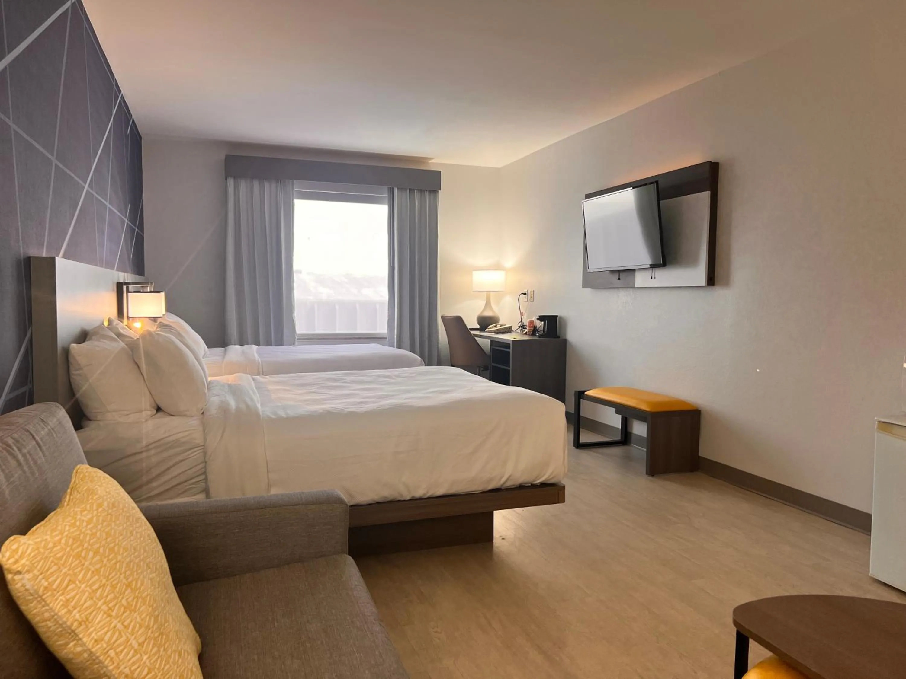 Bedroom, Bed in Comfort Suites Louisville Airport