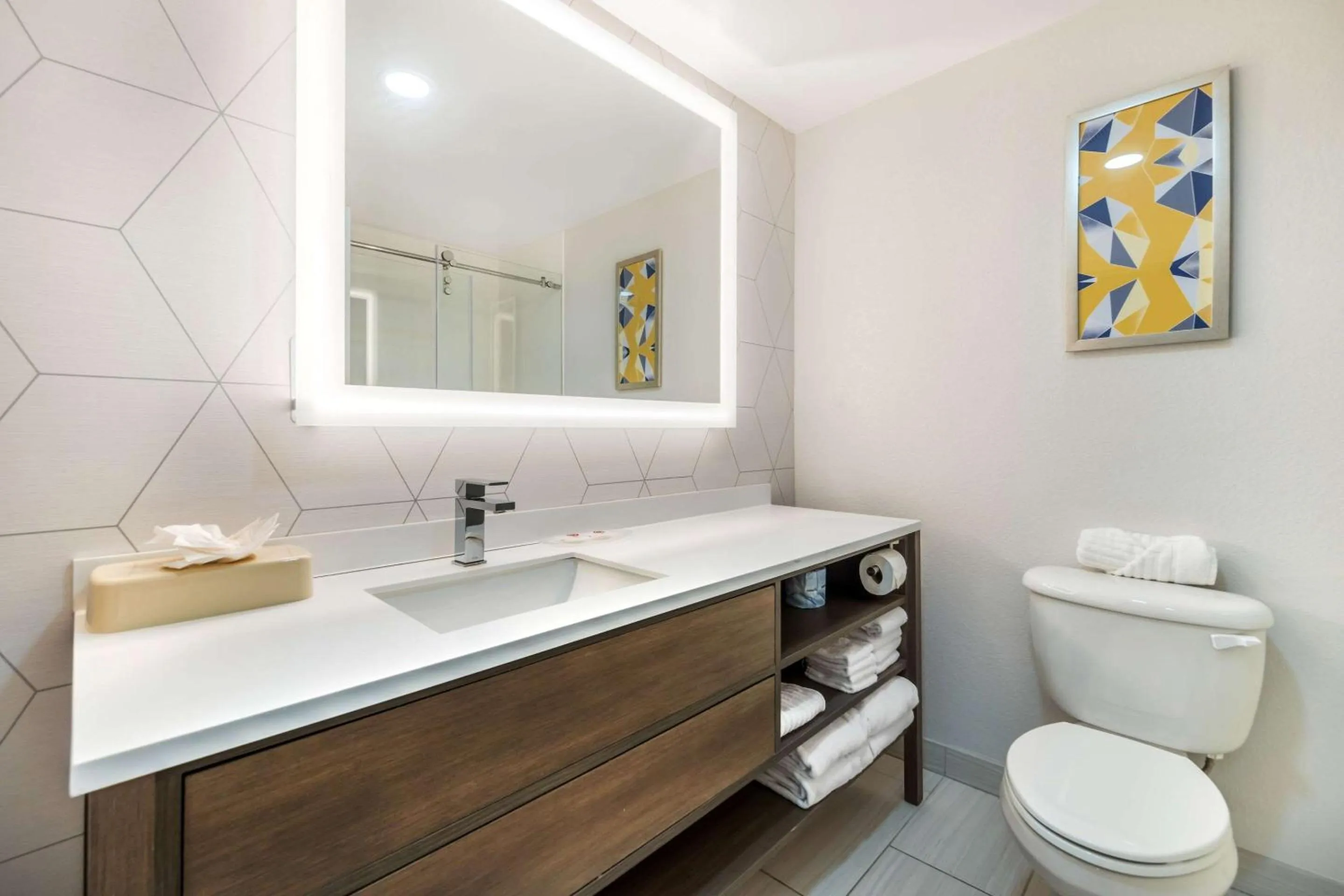 Bedroom in Comfort Suites Louisville Airport